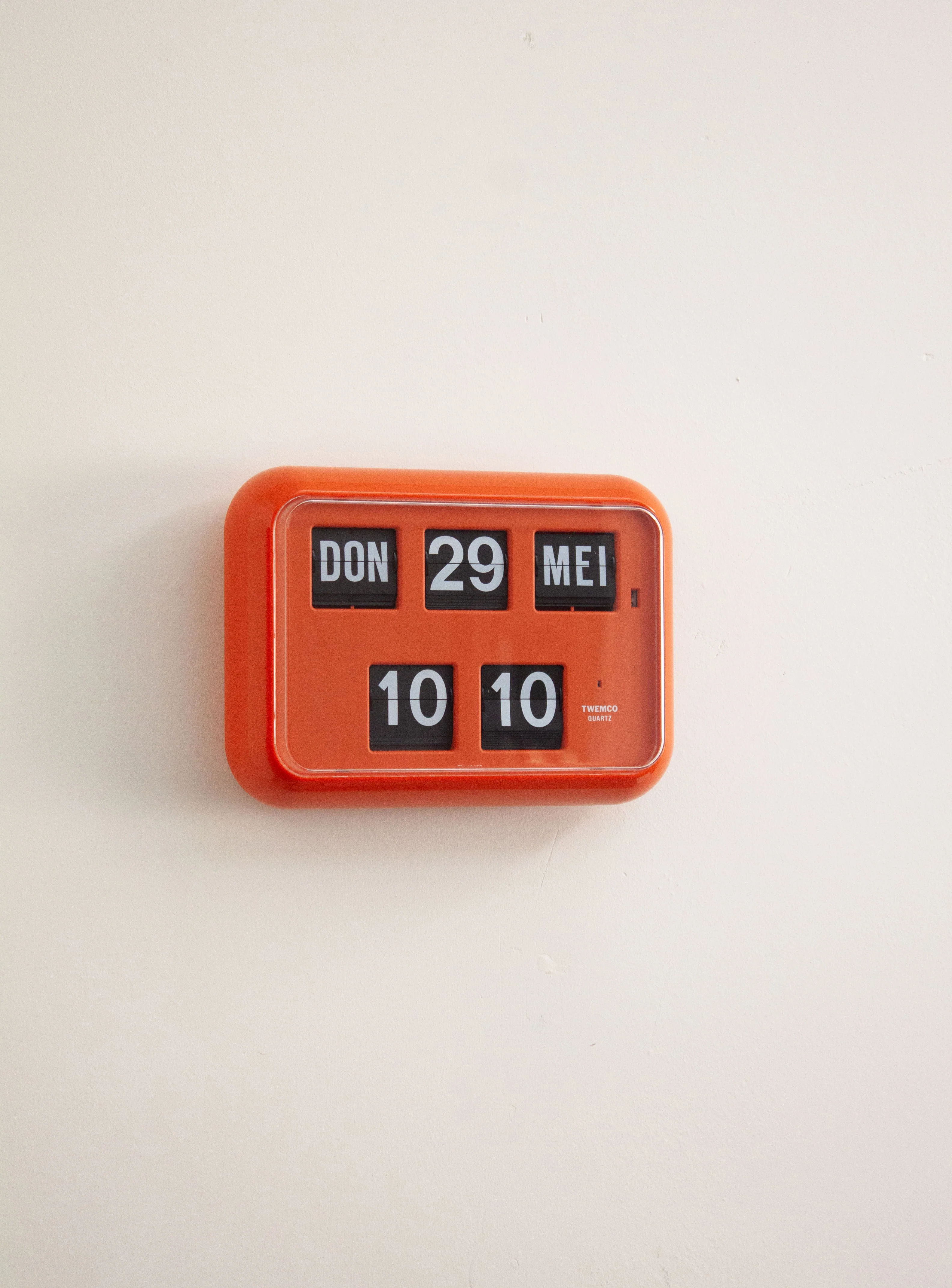Twemco QD-35 Calendar Flip Clock (Orange) - Image 7