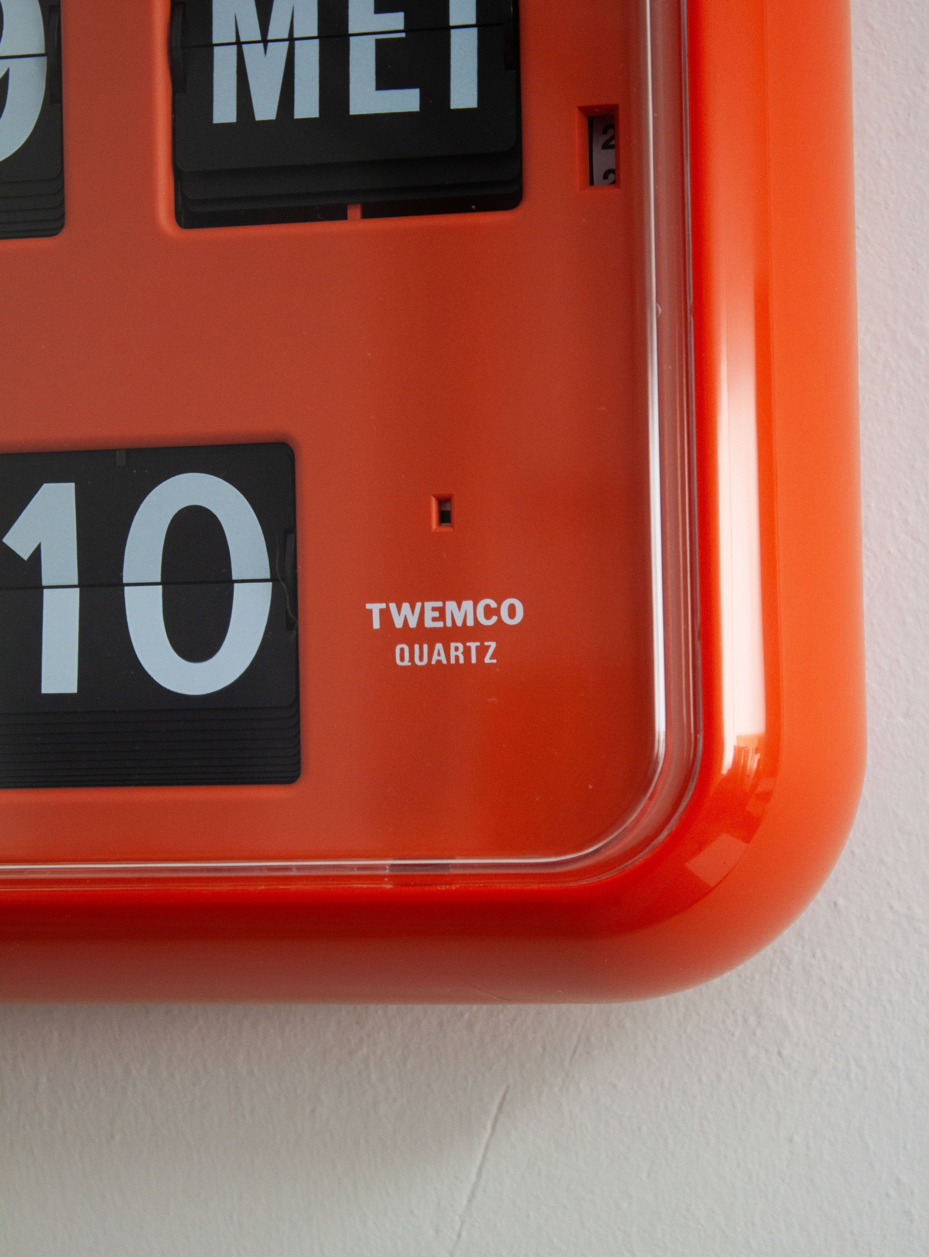Twemco QD-35 Calendar Flip Clock (Orange) - Image 8