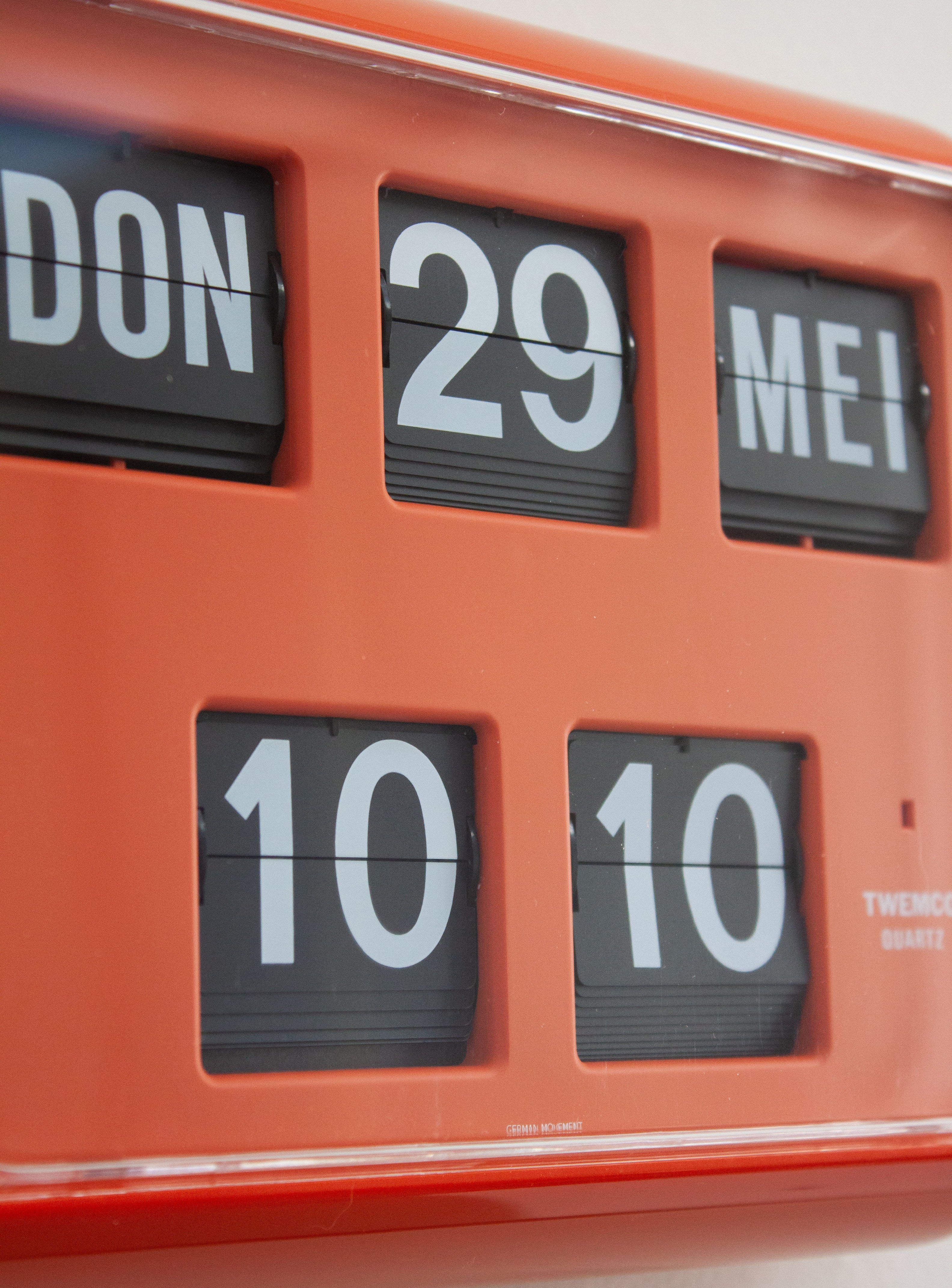 Twemco QD-35 Calendar Flip Clock (Orange) - Image 9