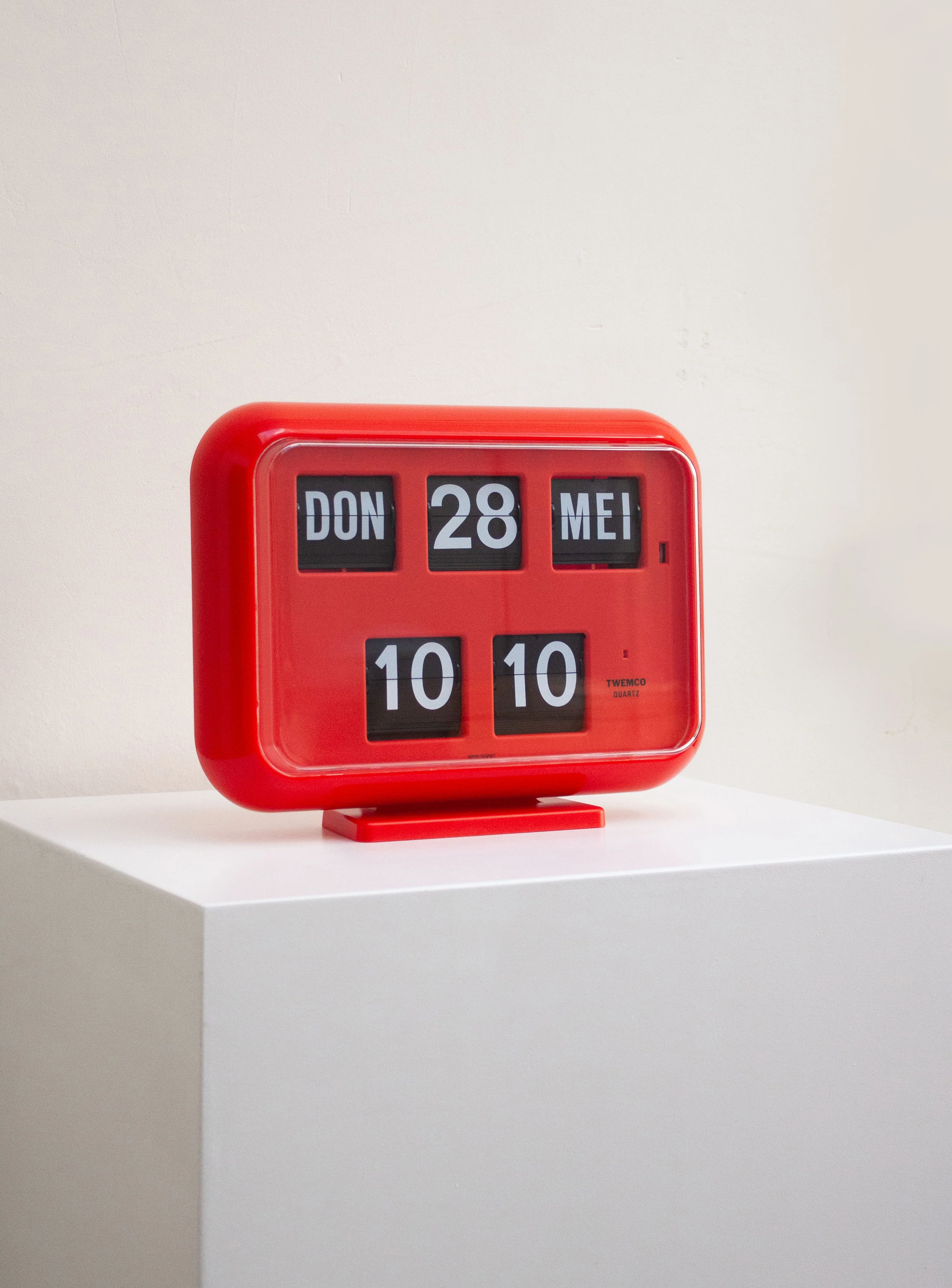 Twemco QD-35 Calendar Flip Clock (Red) - Image 3