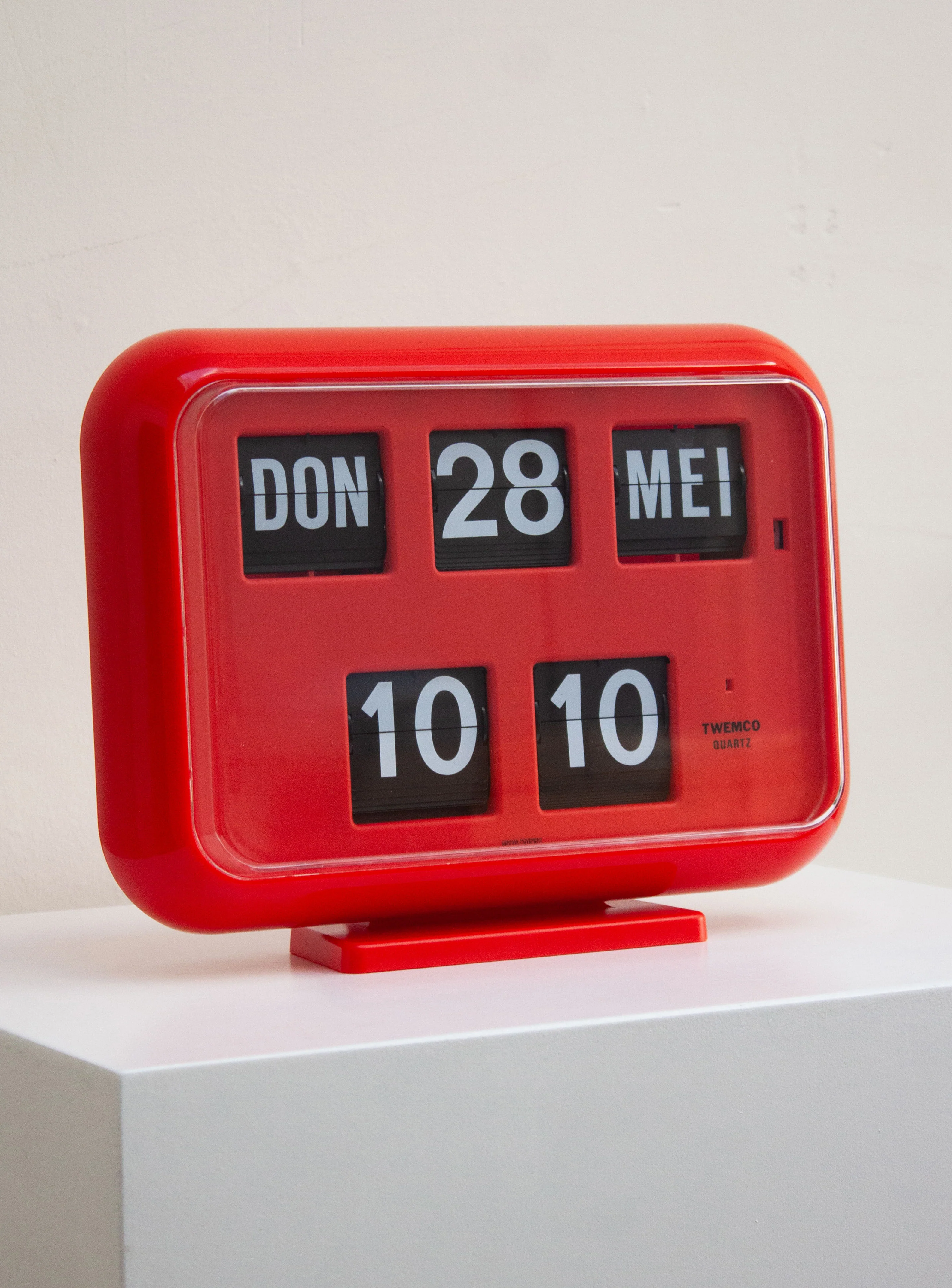 Twemco QD-35 Calendar Flip Clock (Red) - Image 4