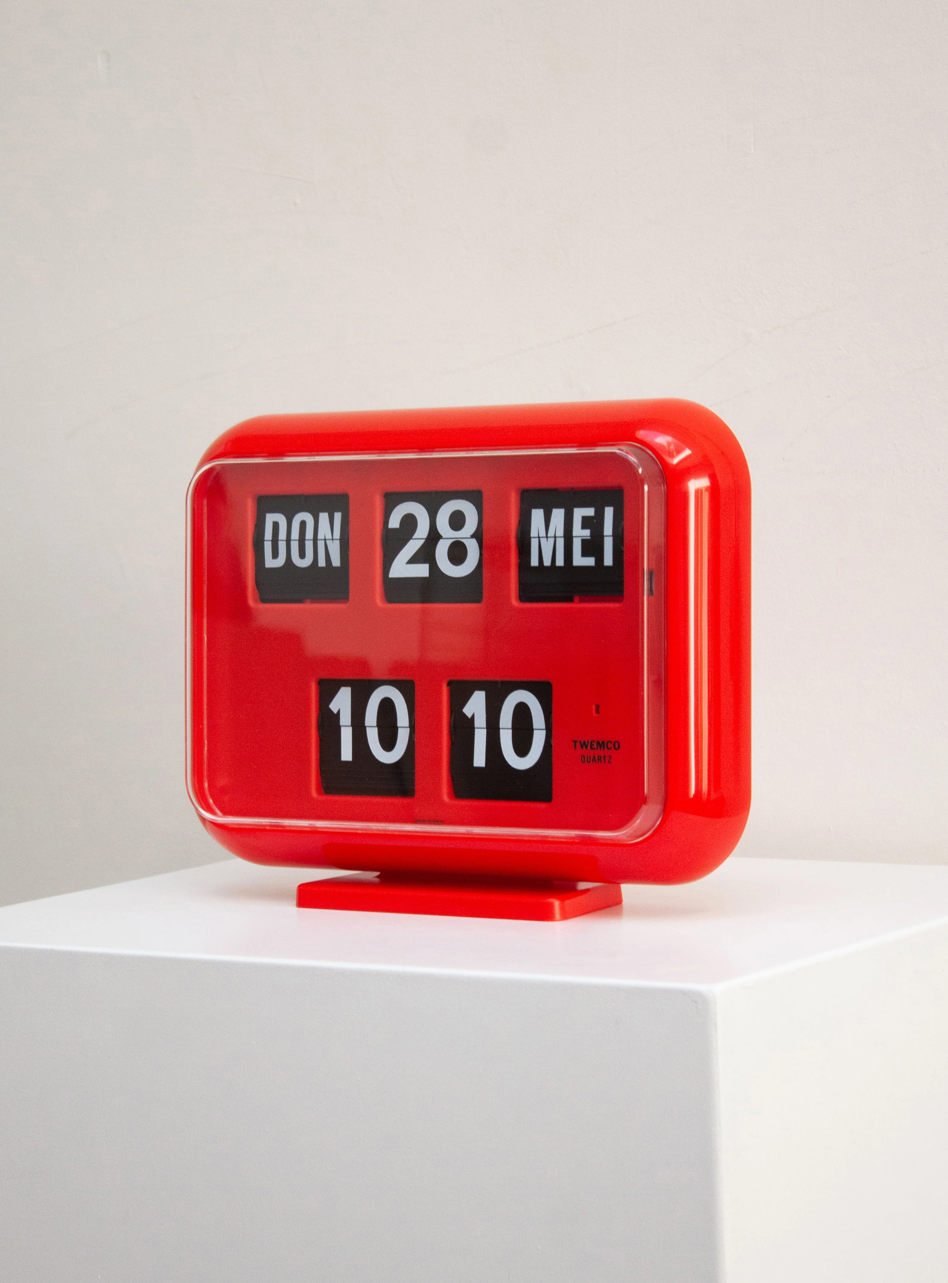 Twemco QD-35 Calendar Flip Clock (Red) - Image 5