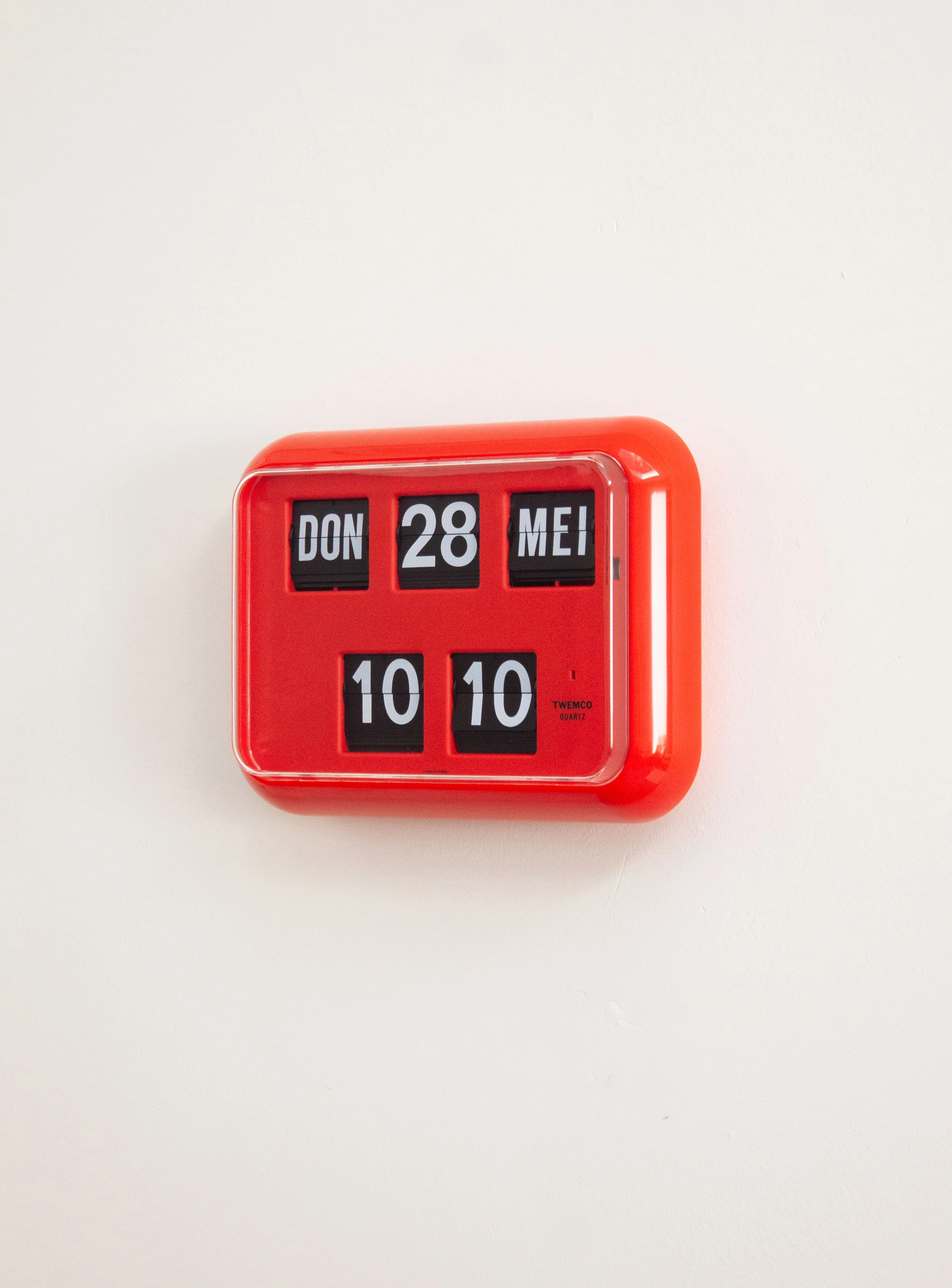 Twemco QD-35 Calendar Flip Clock (Red) - Image 6