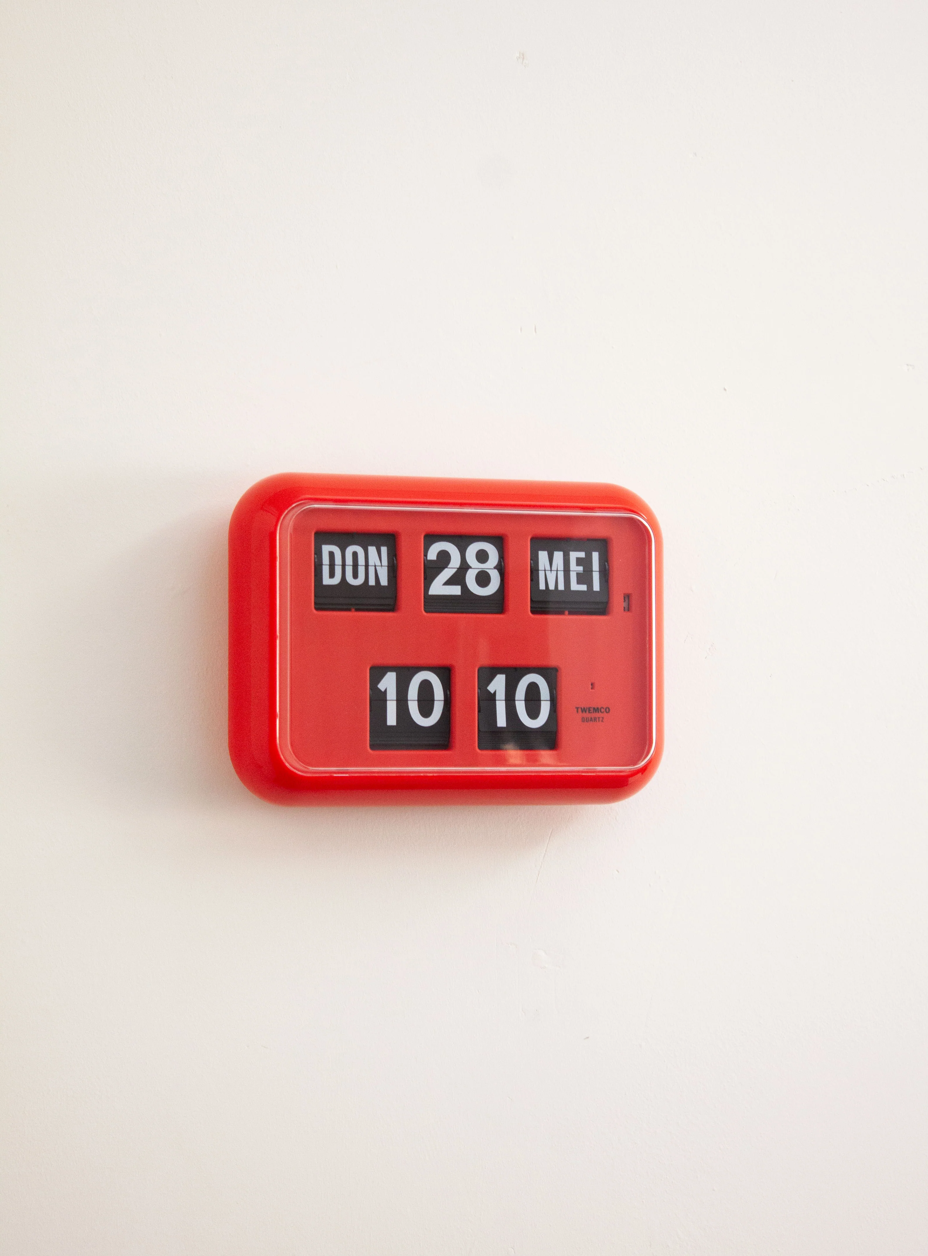 Twemco QD-35 Calendar Flip Clock (Red) - Image 7