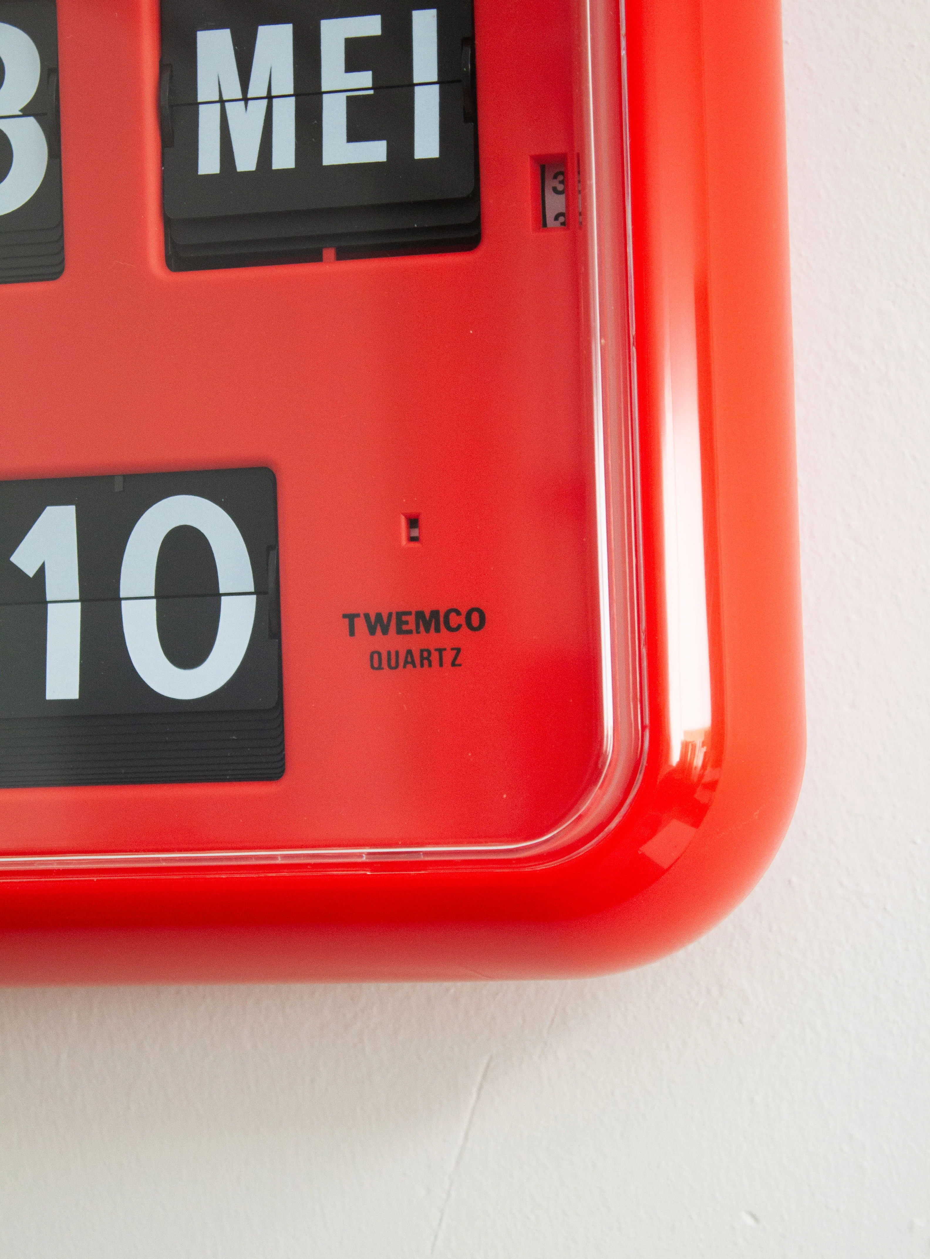 Twemco QD-35 Calendar Flip Clock (Red) - Image 8
