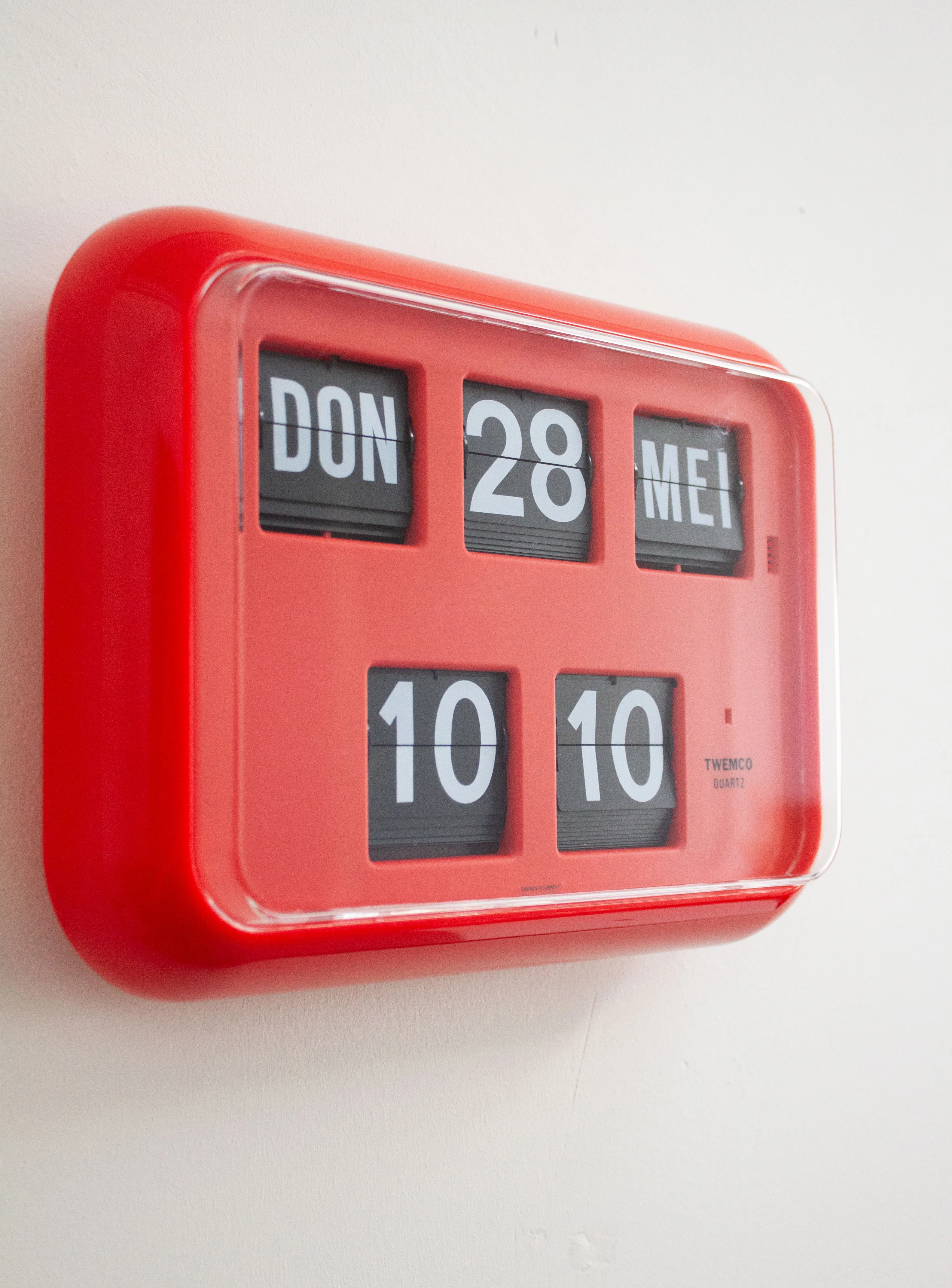 Twemco QD-35 Calendar Flip Clock (Red) - Image 9