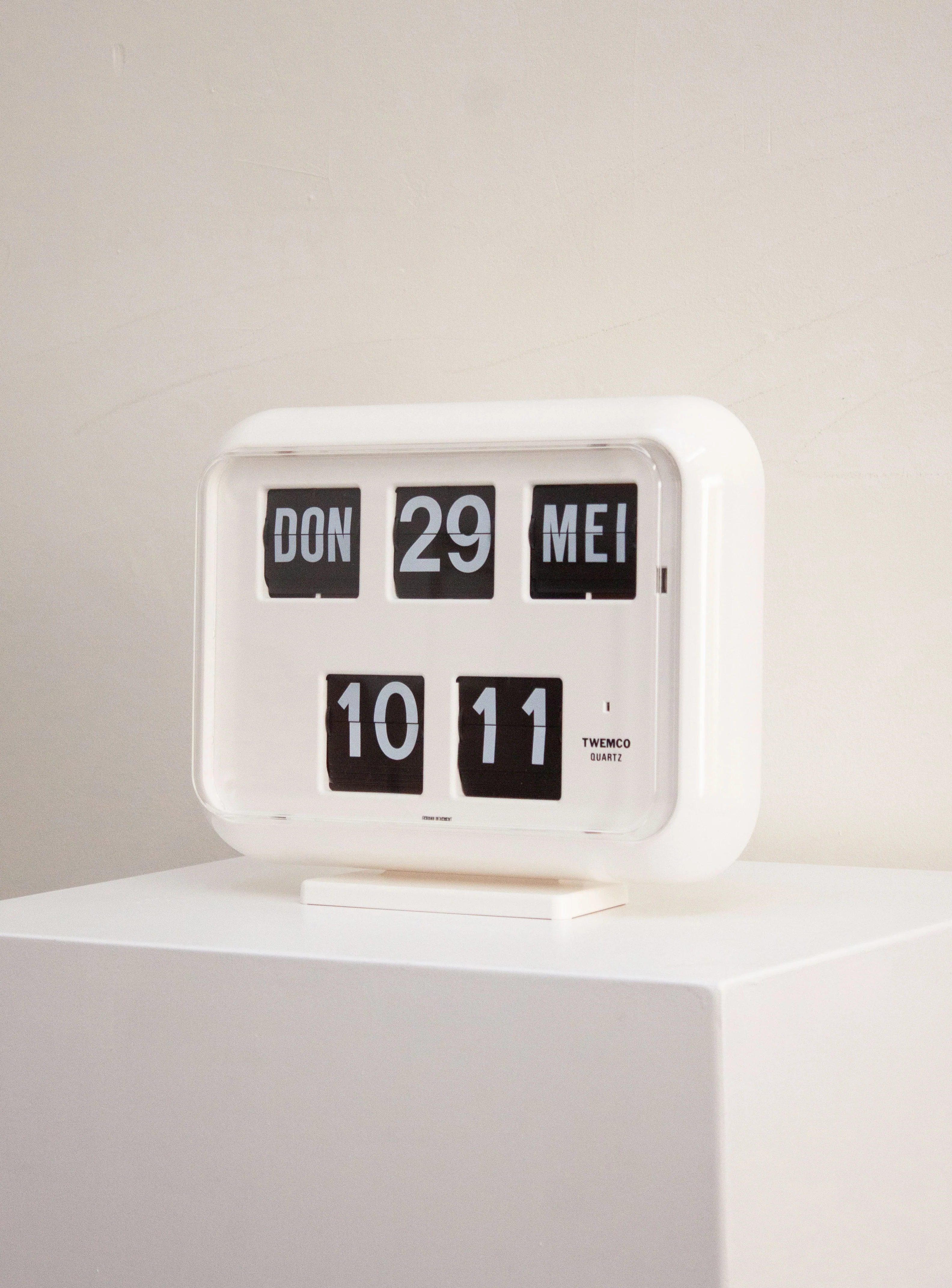 Twemco QD-35 Calendar Flip Clock (White) - Image 3