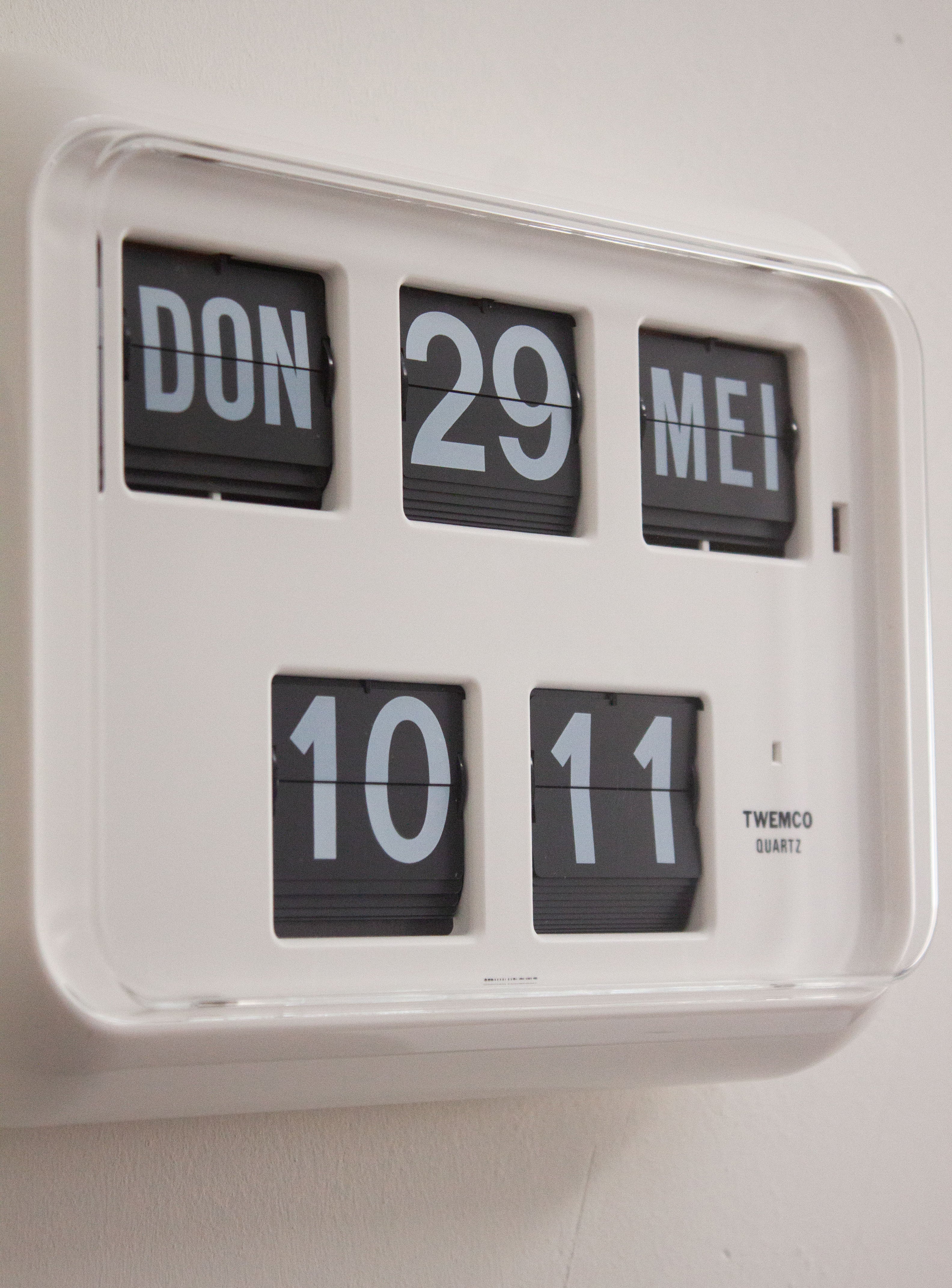 Twemco QD-35 Calendar Flip Clock (White) - Image 6