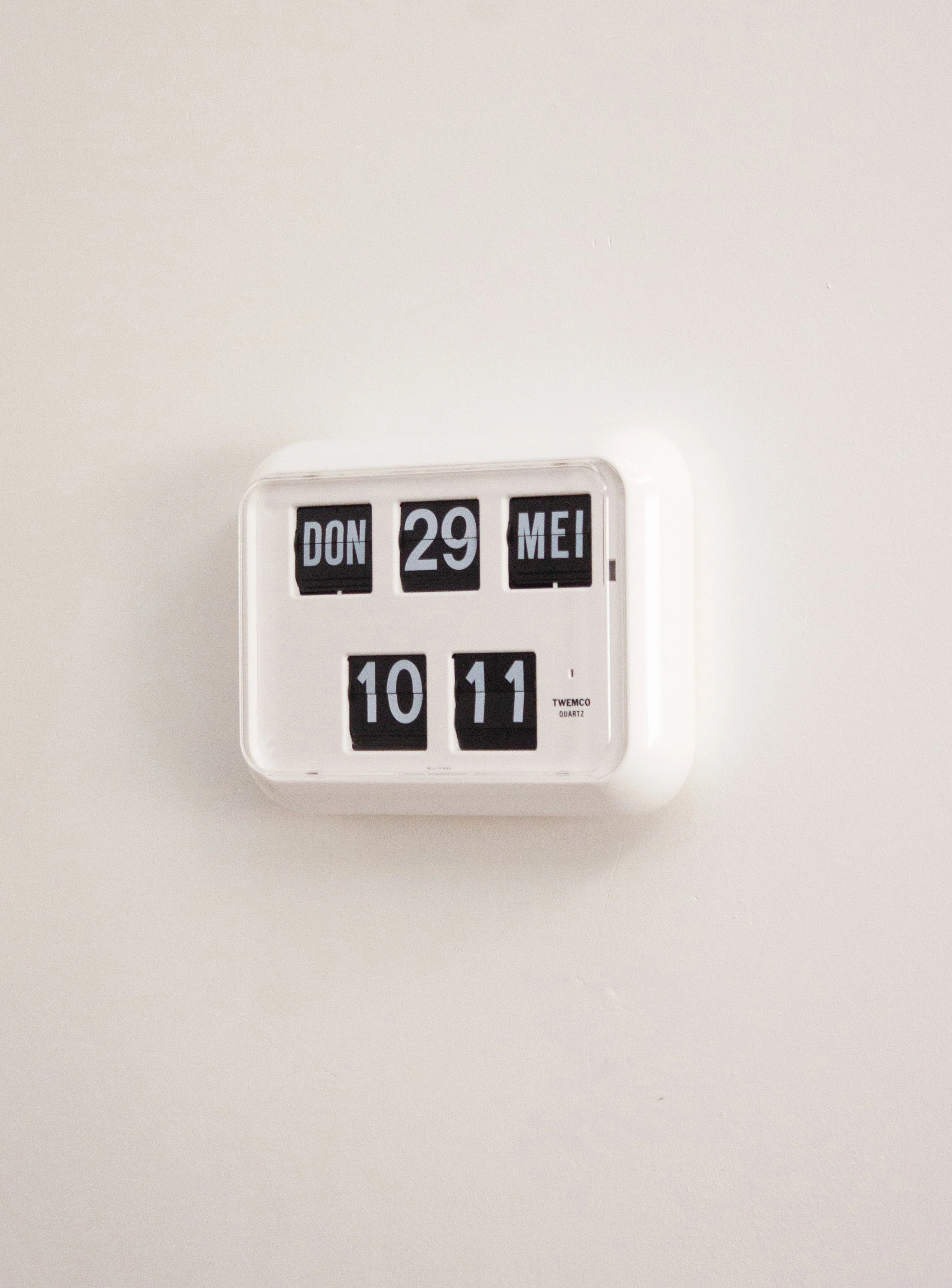 Twemco QD-35 Calendar Flip Clock (White) - Image 8