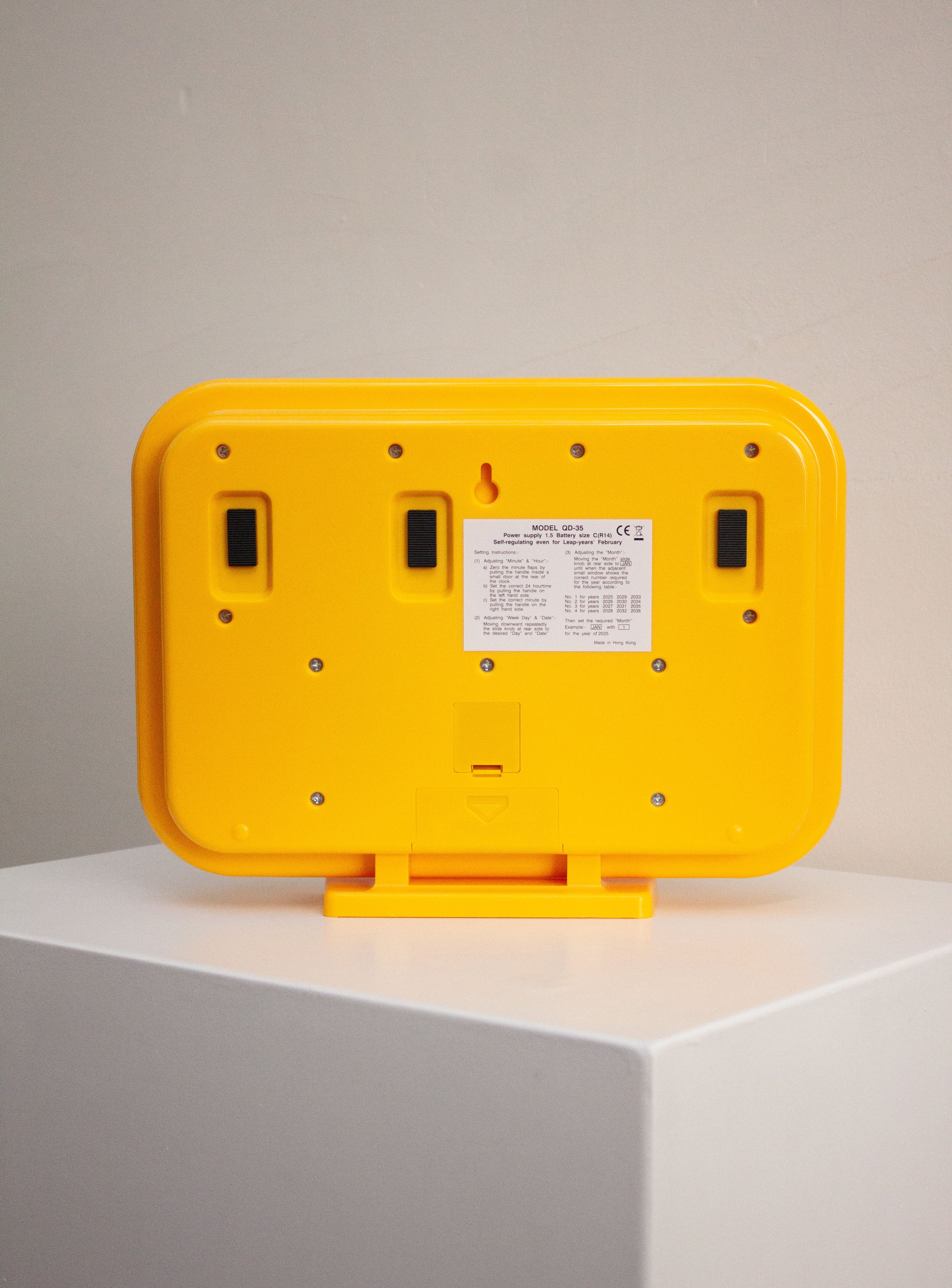 Twemco QD-35 Calendar Flip Clock (Yellow) - Image 10