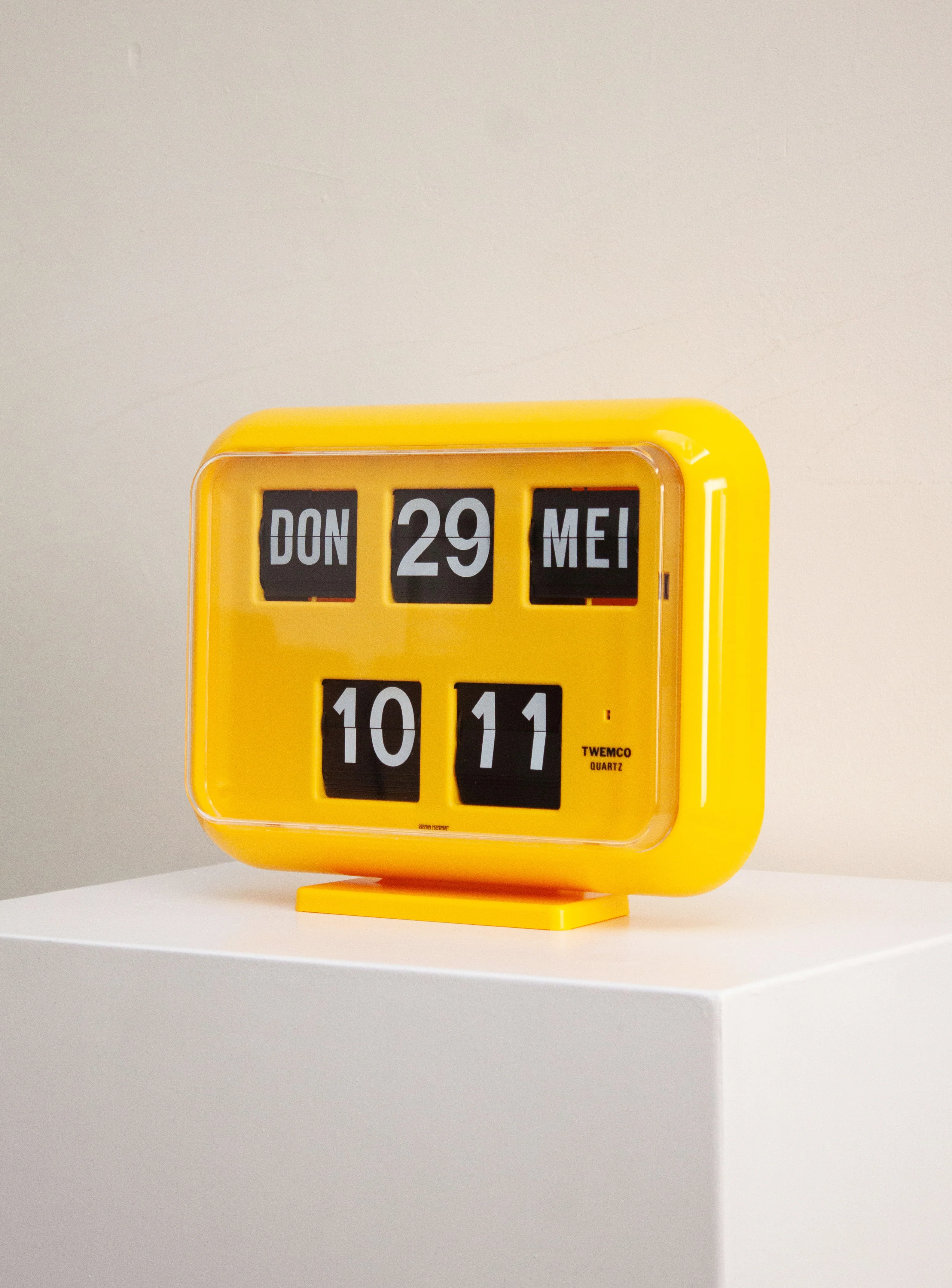 Twemco QD-35 Calendar Flip Clock (Yellow) - Image 3