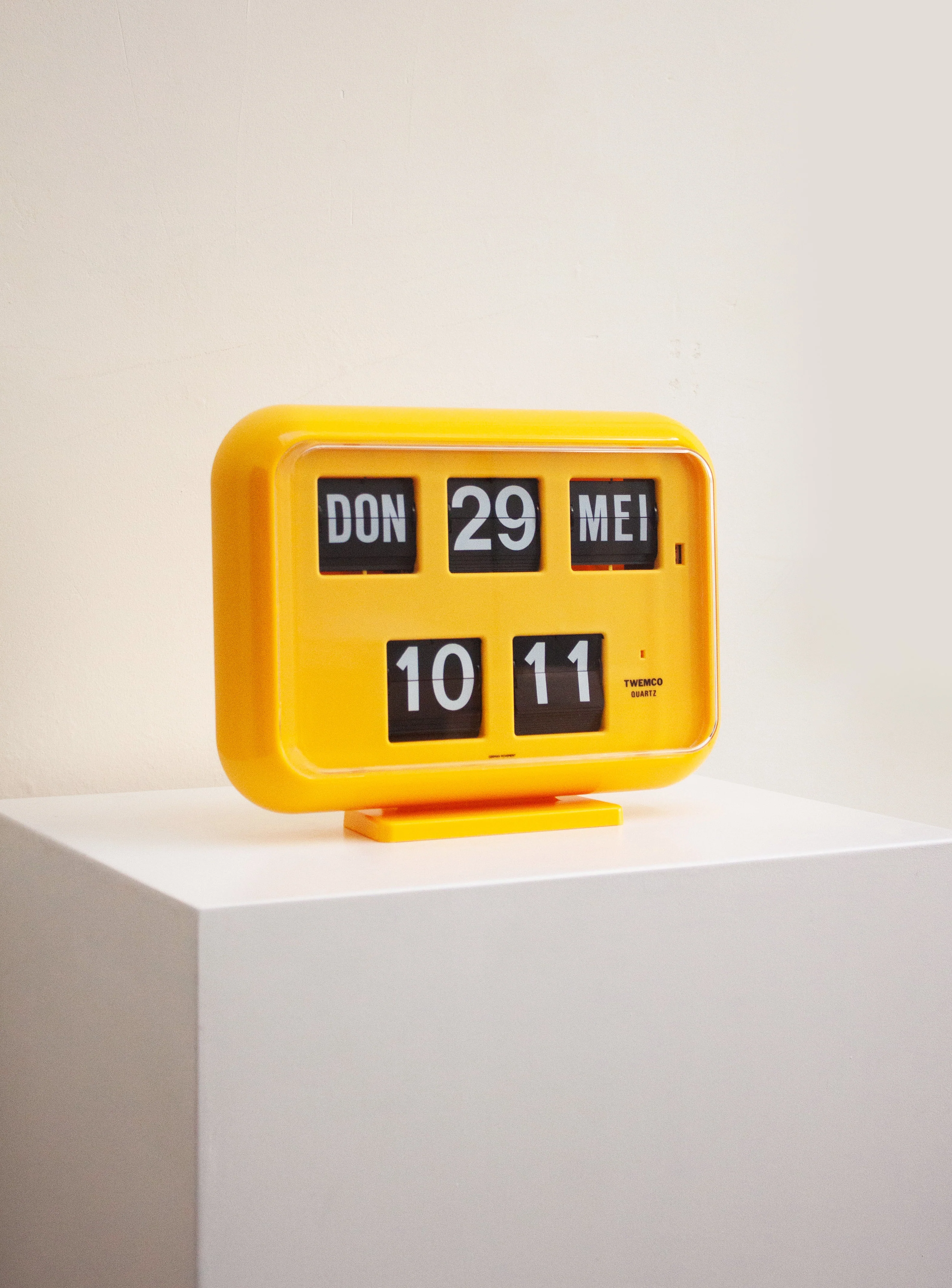 Twemco QD-35 Calendar Flip Clock (Yellow) - Image 4