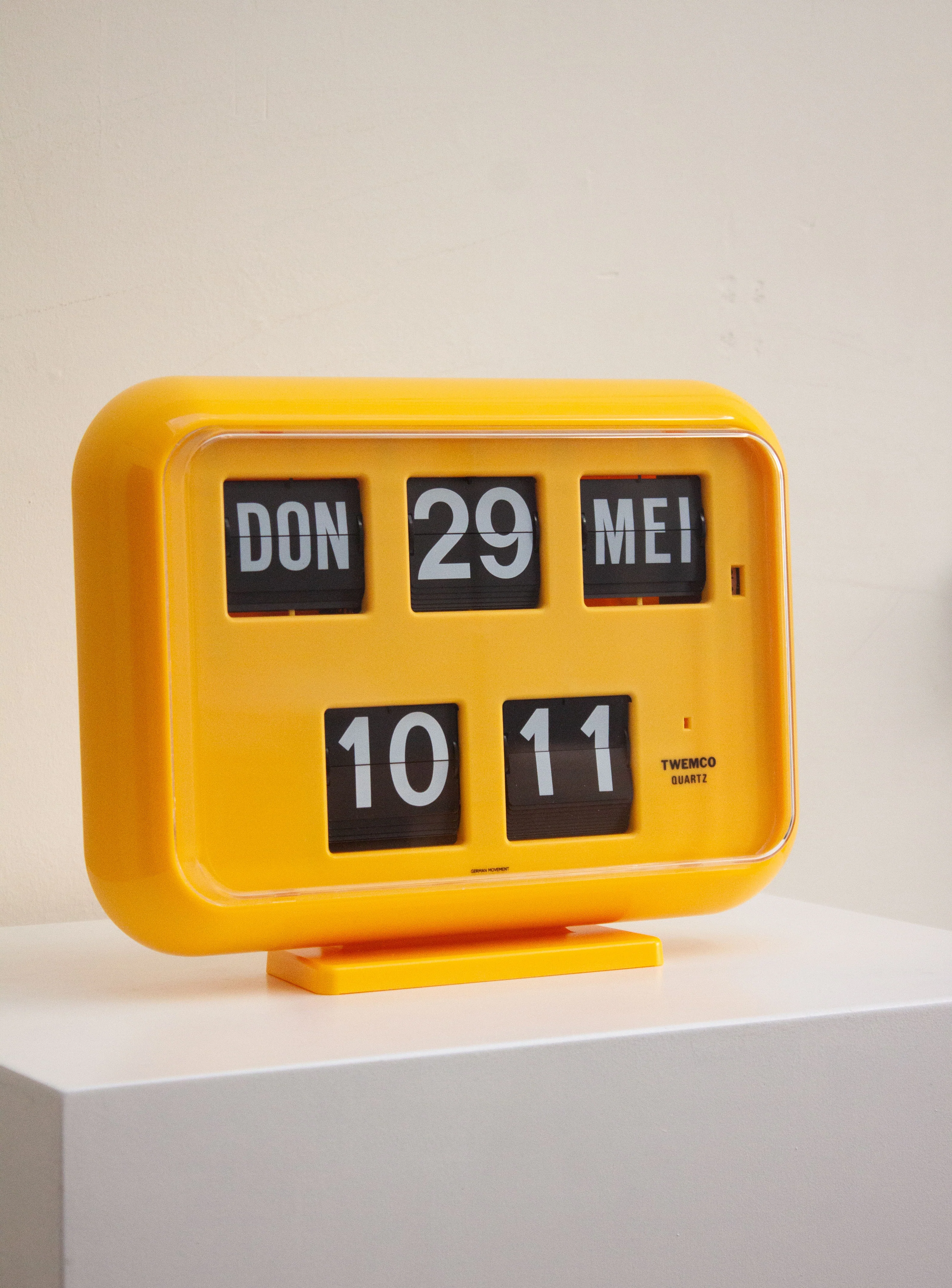 Twemco QD-35 Calendar Flip Clock (Yellow) - Image 5