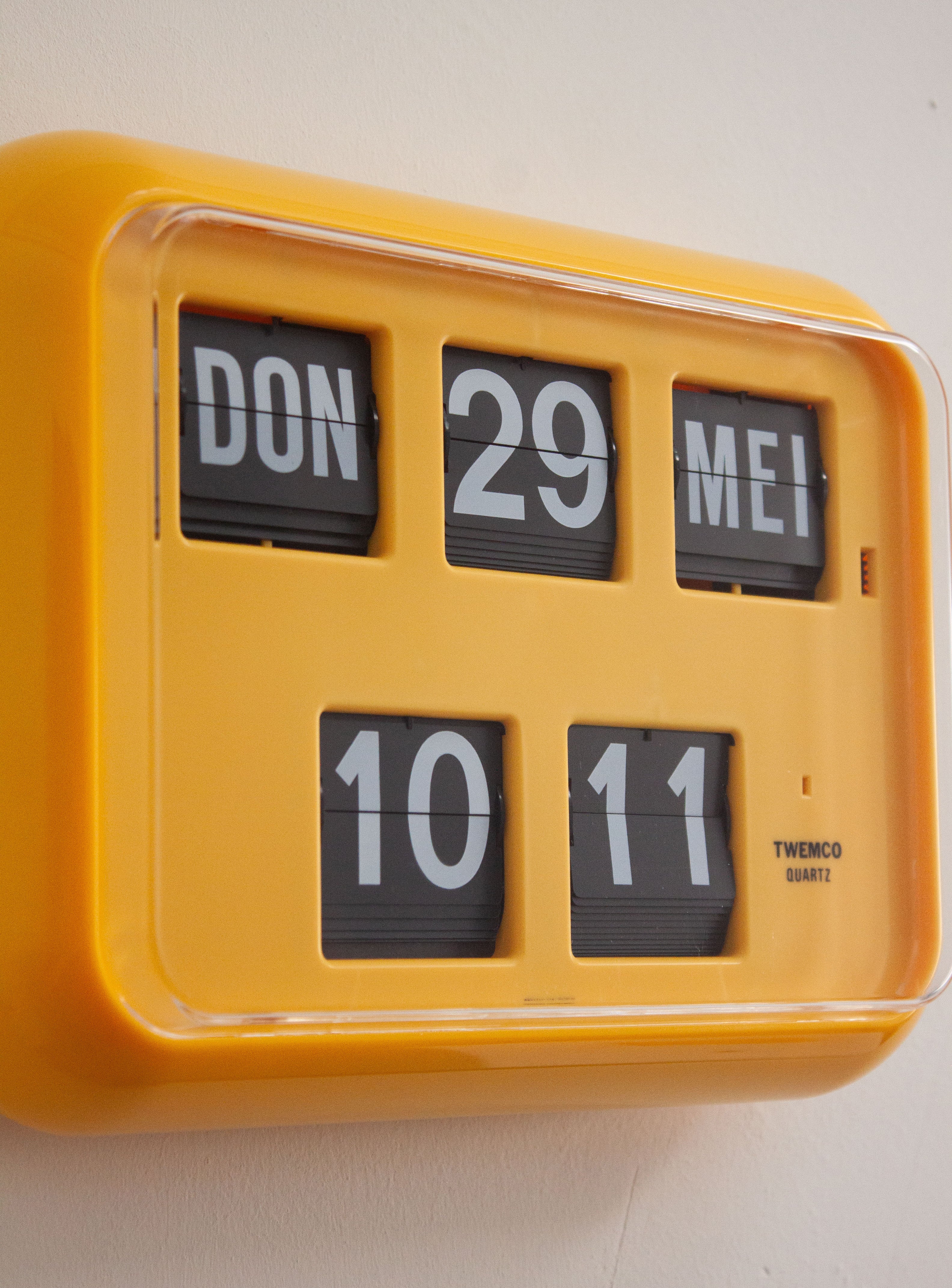 Twemco QD-35 Calendar Flip Clock (Yellow) - Image 6