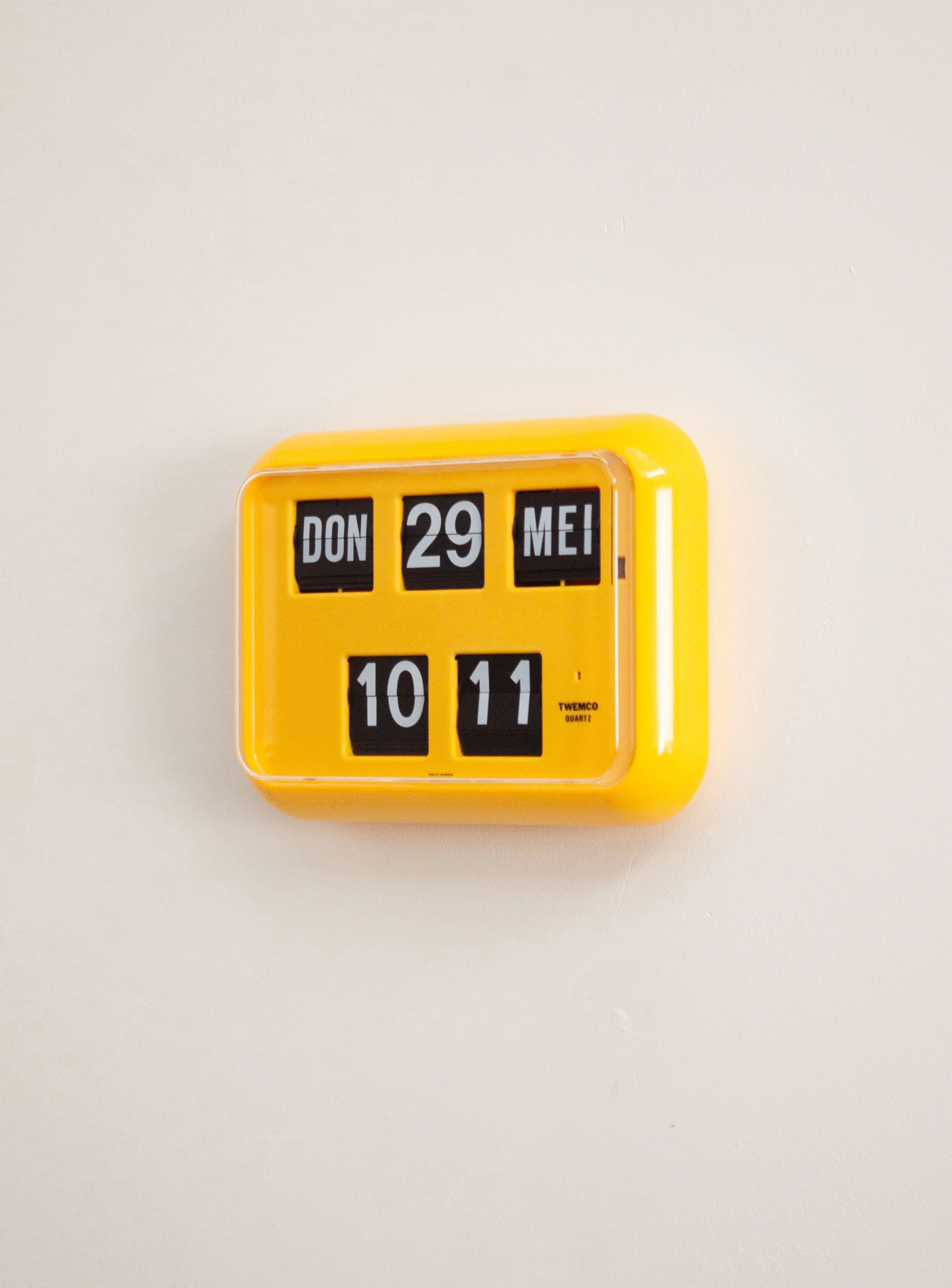 Twemco QD-35 Calendar Flip Clock (Yellow) - Image 8