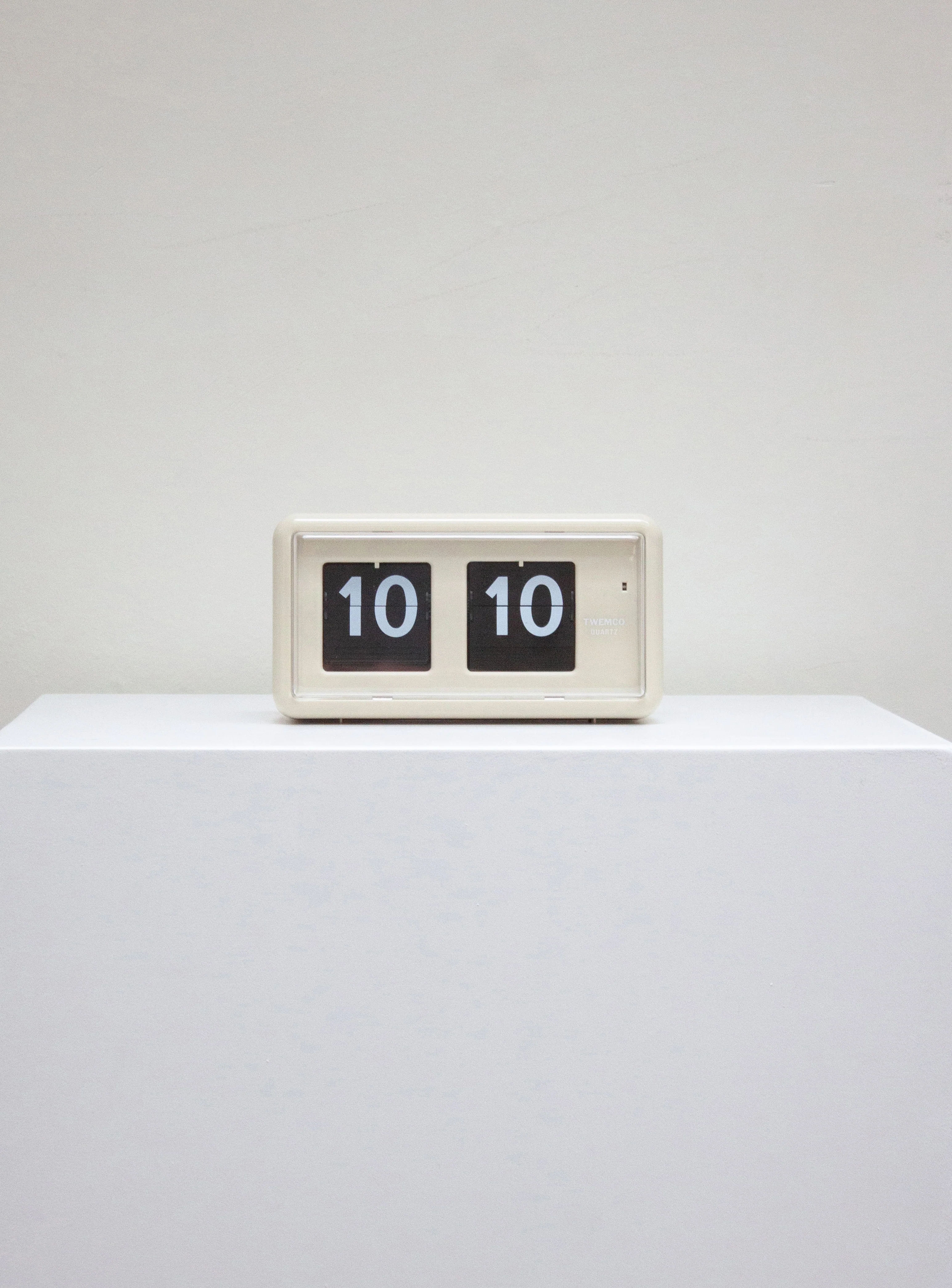 Twemco QT-30 Flip Clock (Beige)