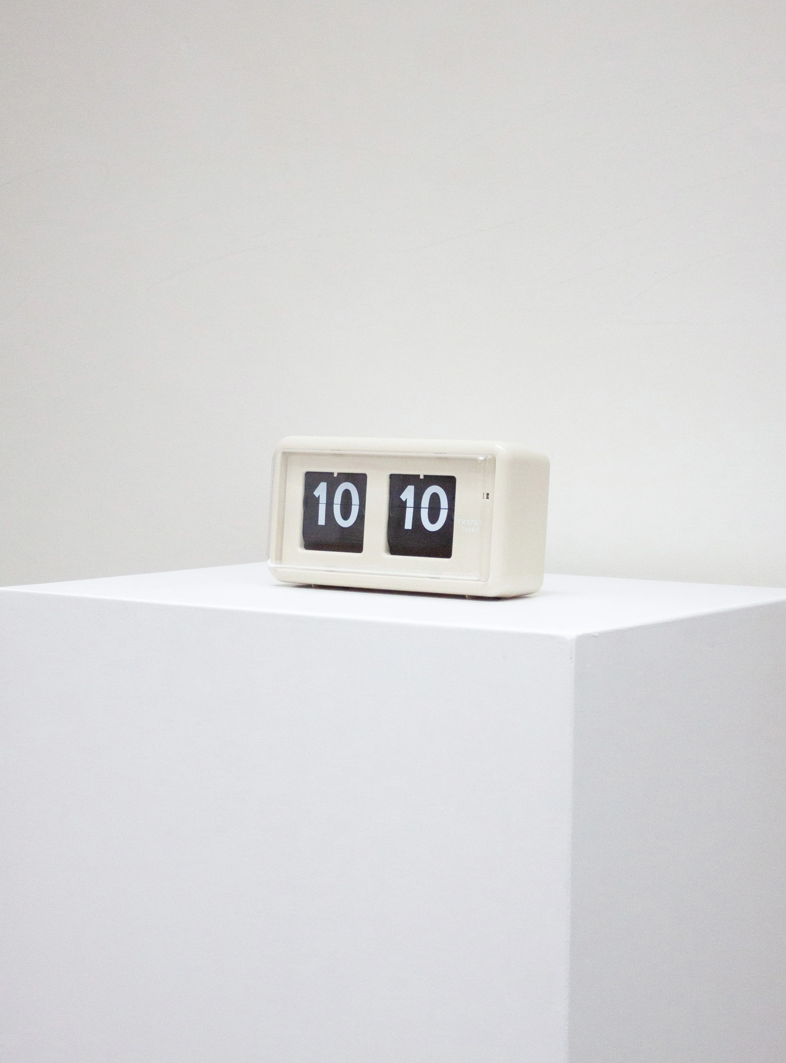 Twemco QT-30 Flip Clock (Beige) - Image 3