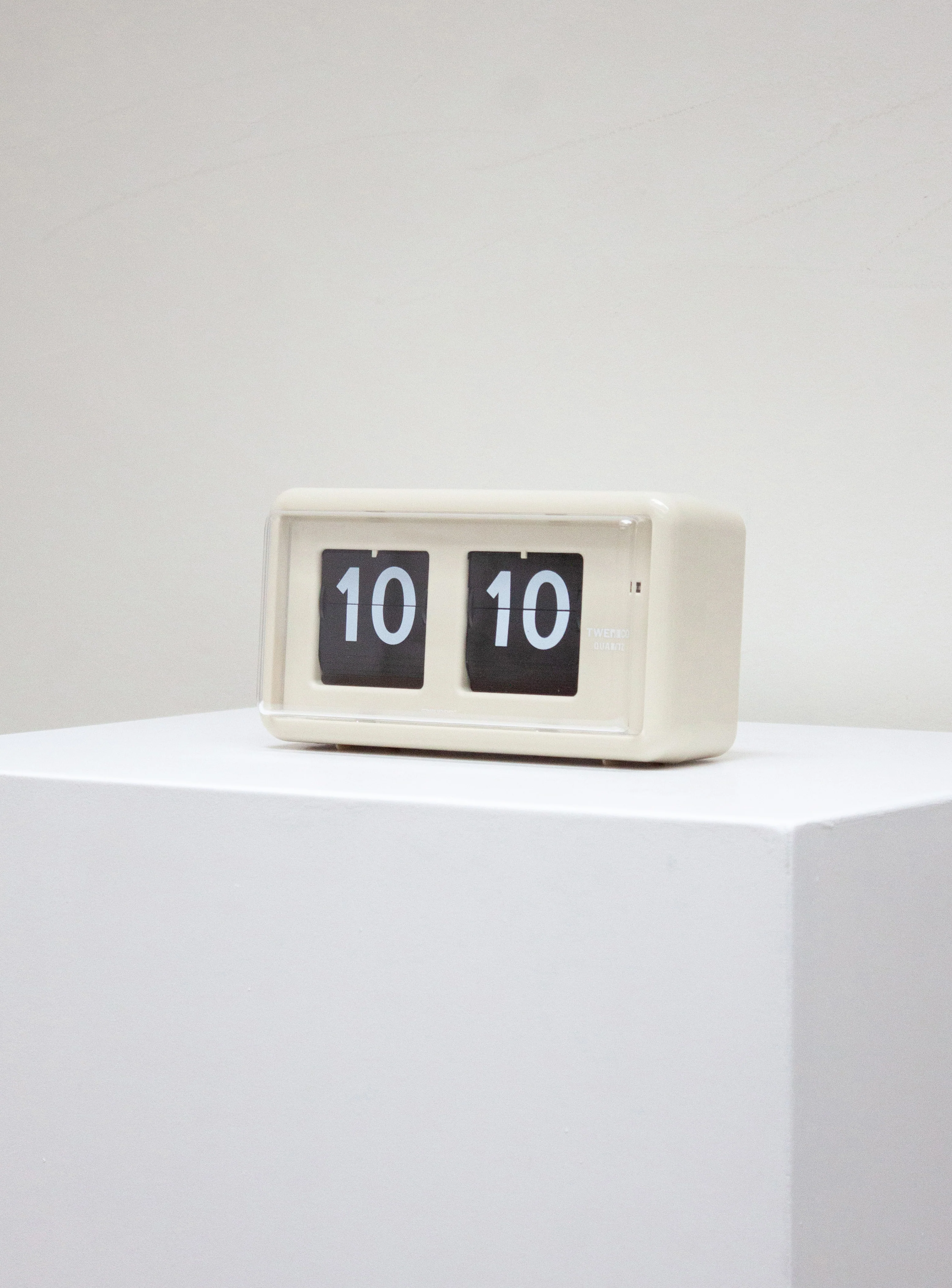 Twemco QT-30 Flip Clock (Beige) - Image 4