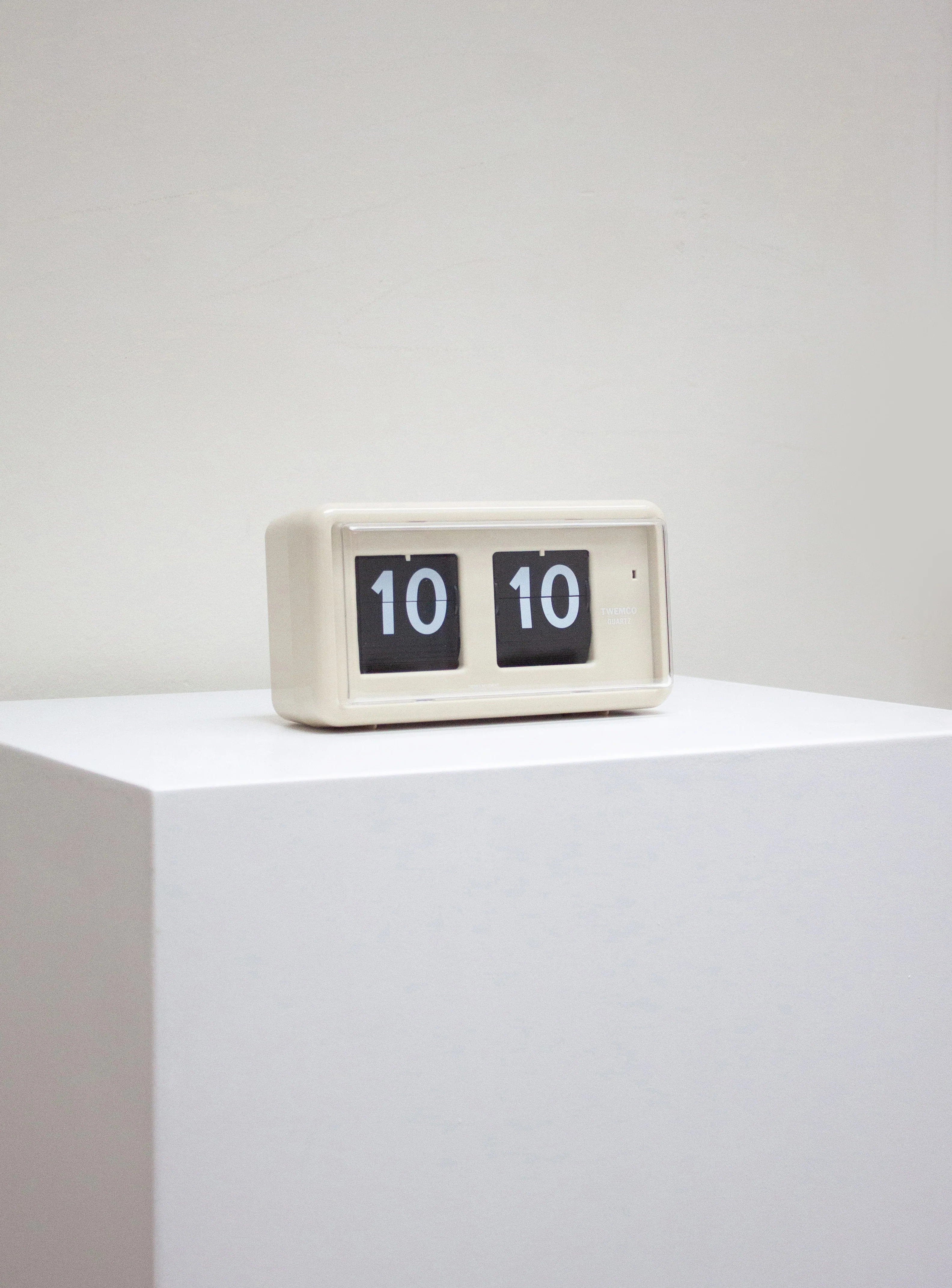 Twemco QT-30 Flip Clock (Beige) - Image 5