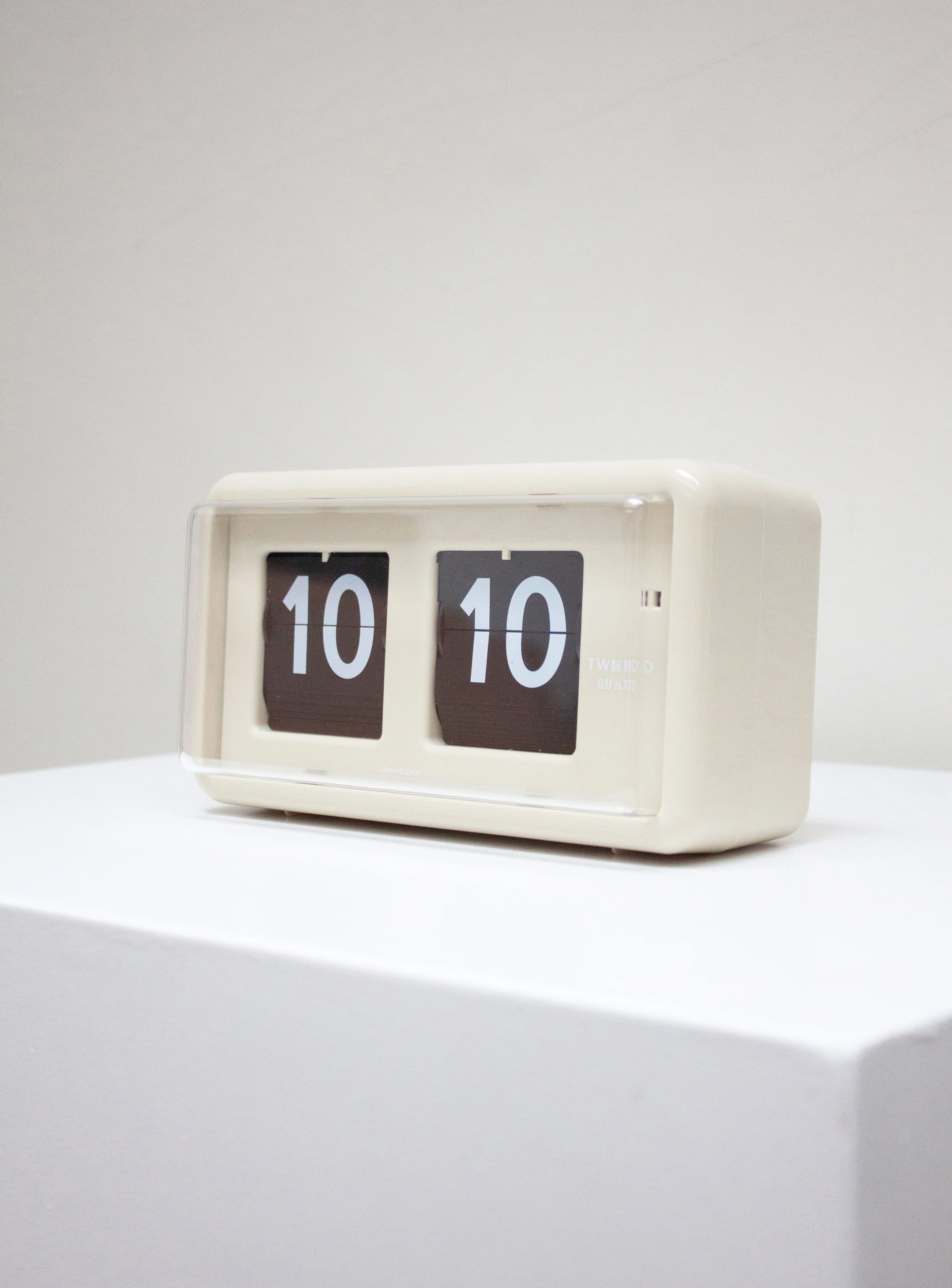 Twemco QT-30 Flip Clock (Beige) - Image 6