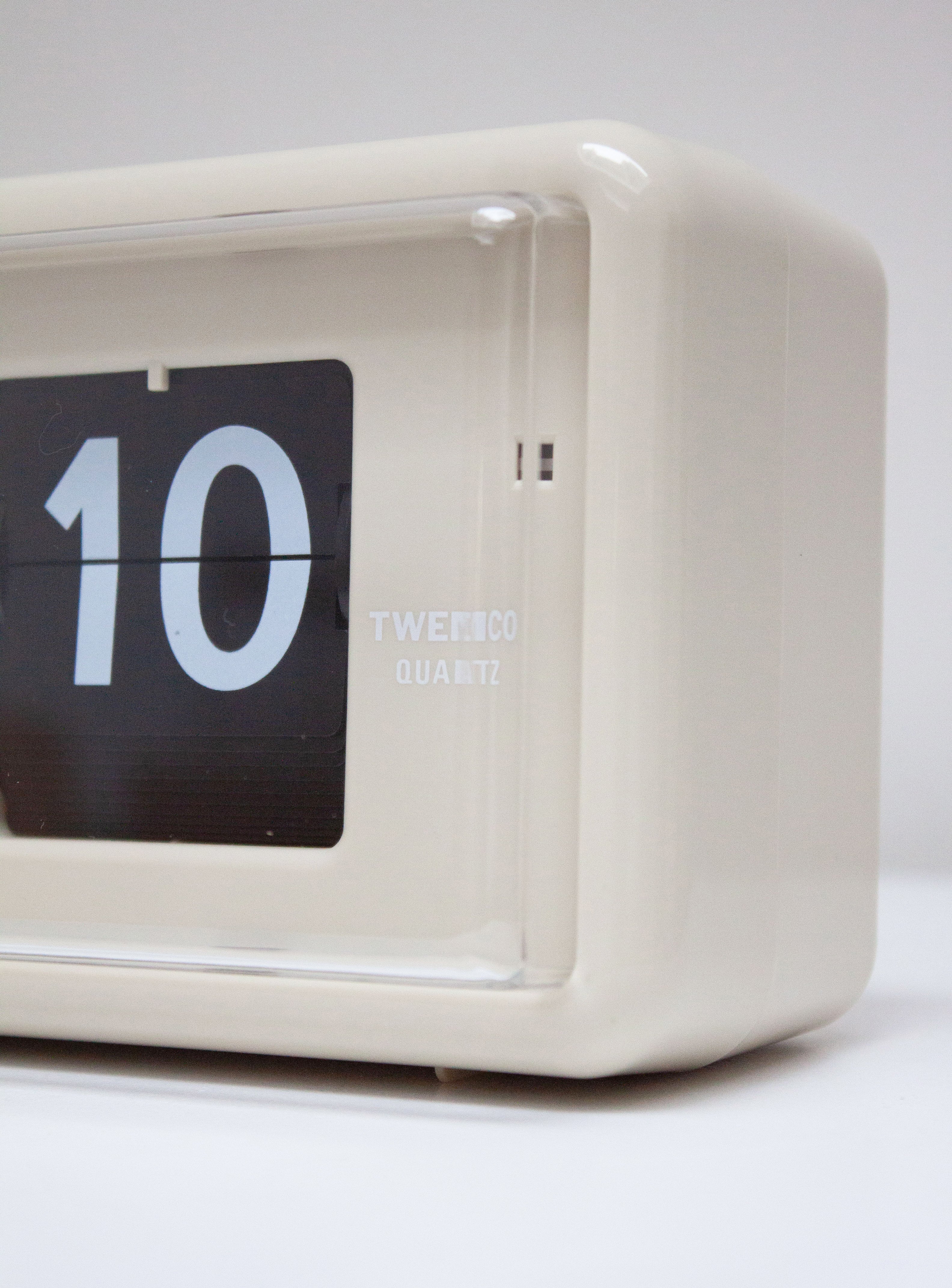 Twemco QT-30 Flip Clock (Beige) - Image 7