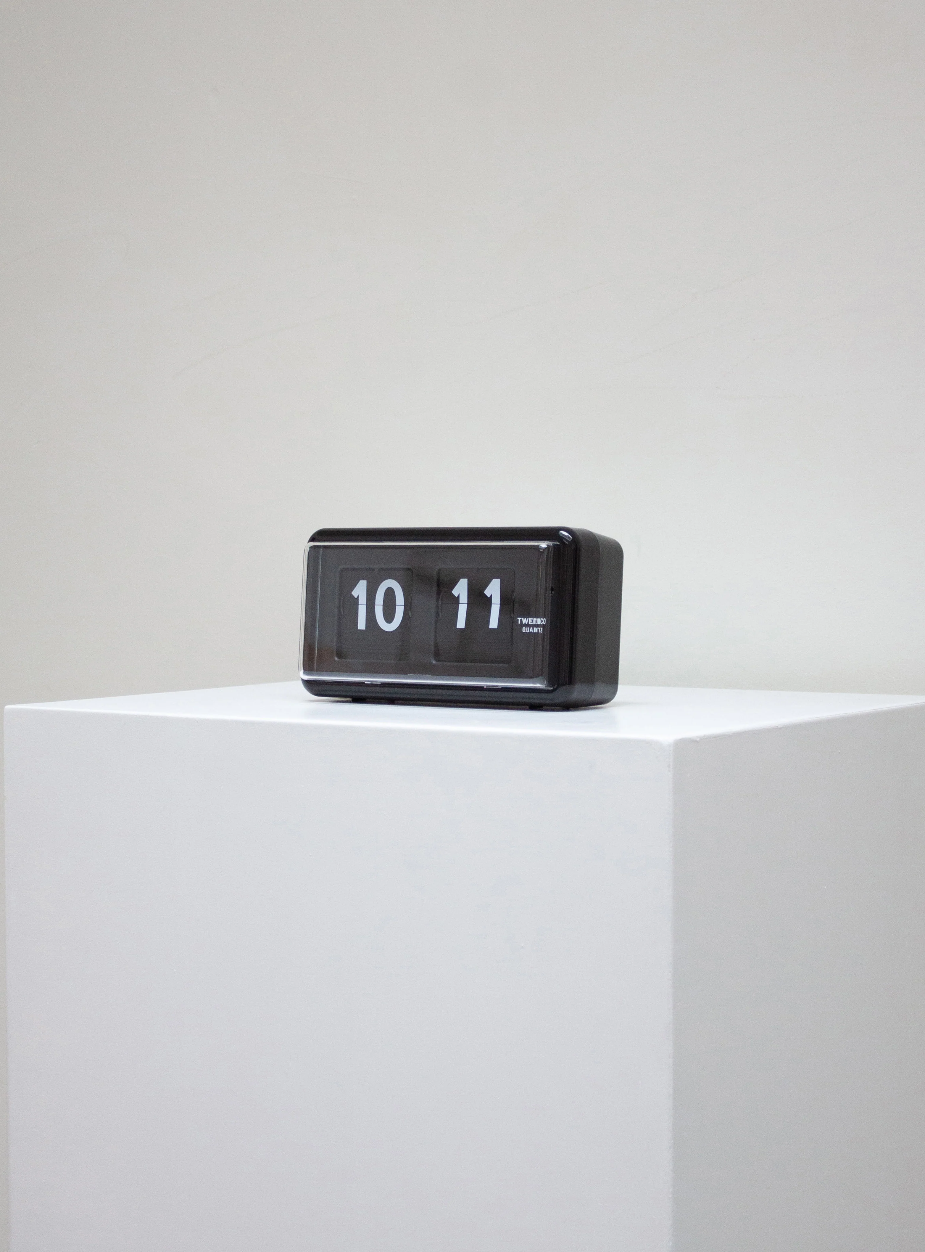 Twemco QT-30 Flip Clock (Black) - Image 2
