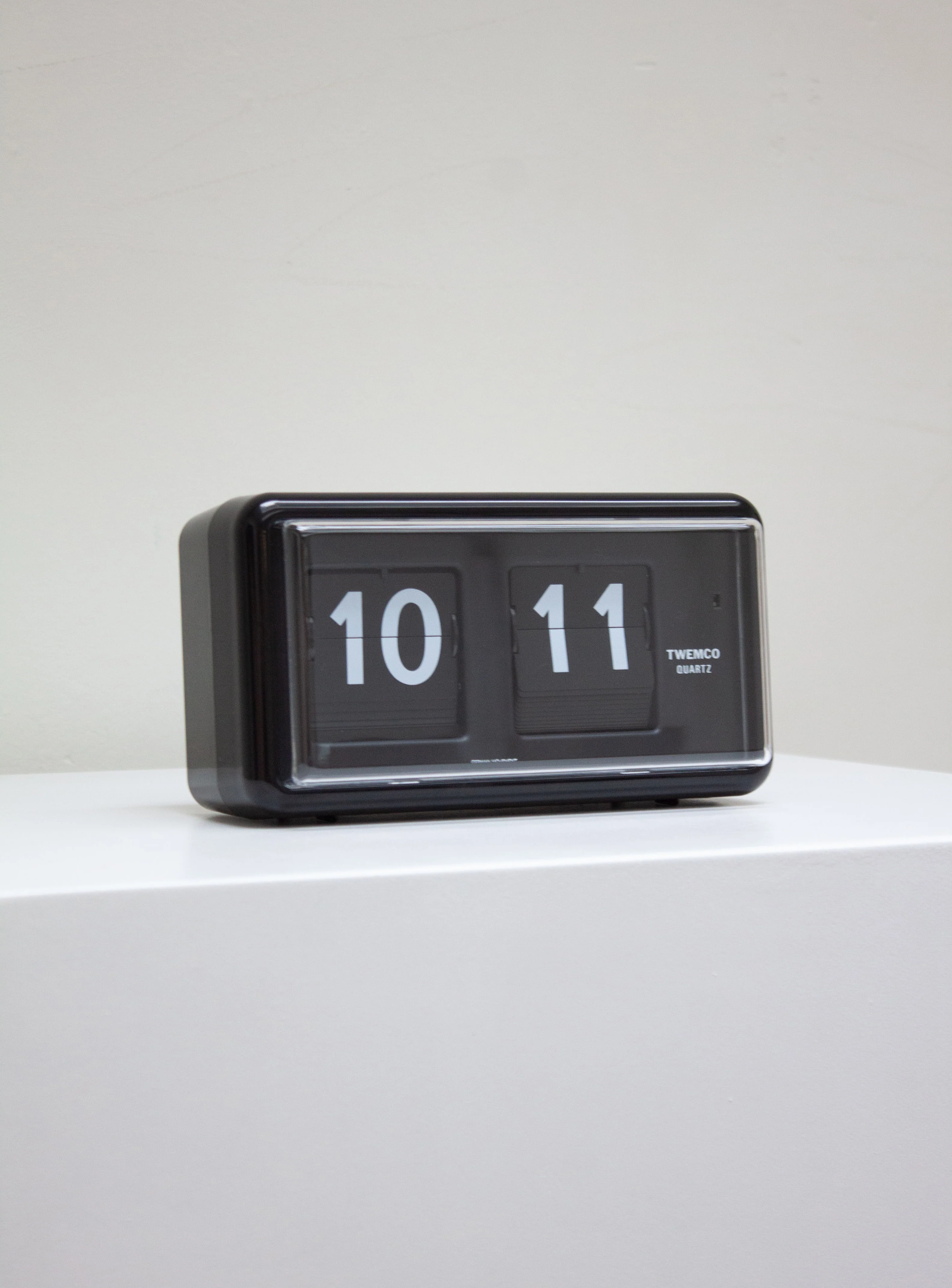 Twemco QT-30 Flip Clock (Black) - Image 6