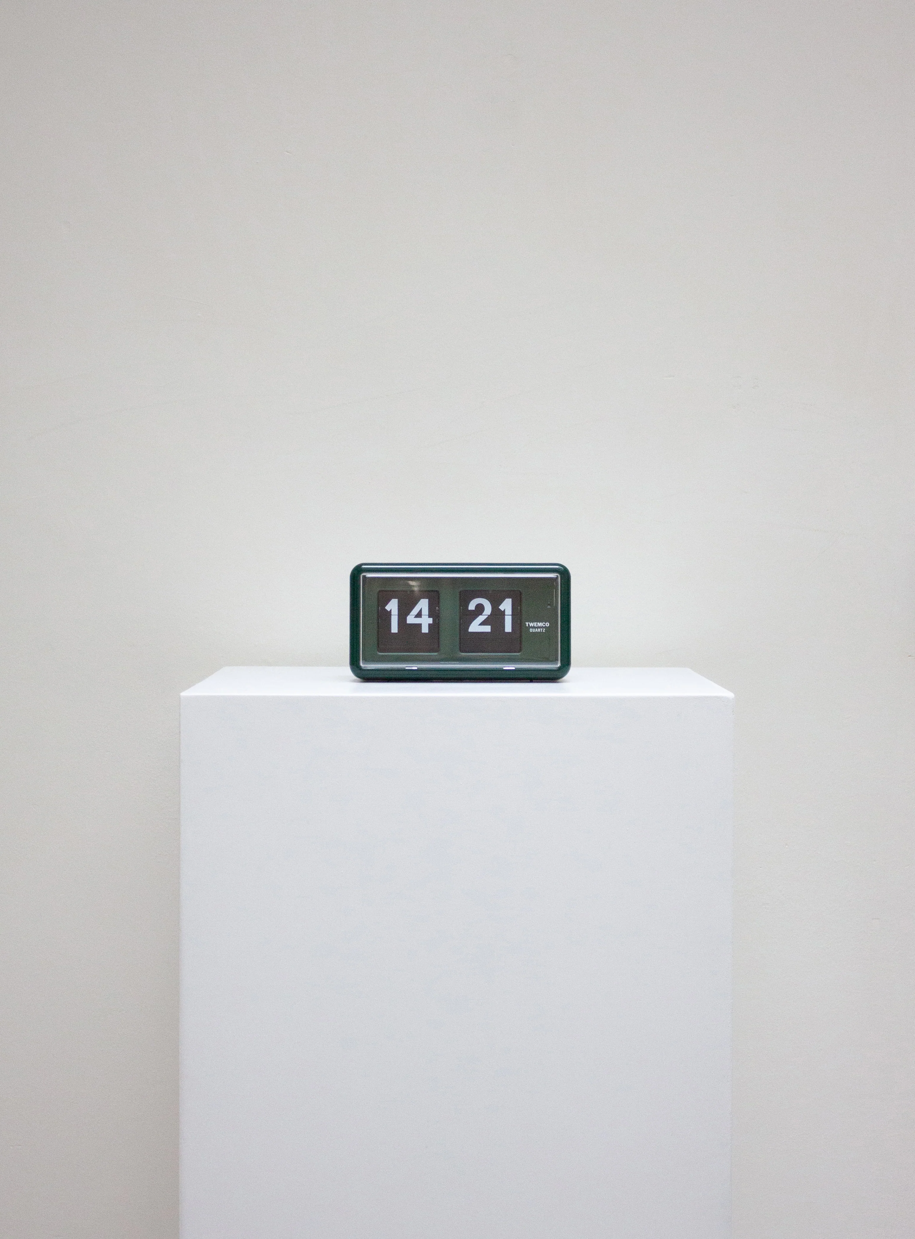 Twemco QT-30 Flip Clock (Green) - Image 3