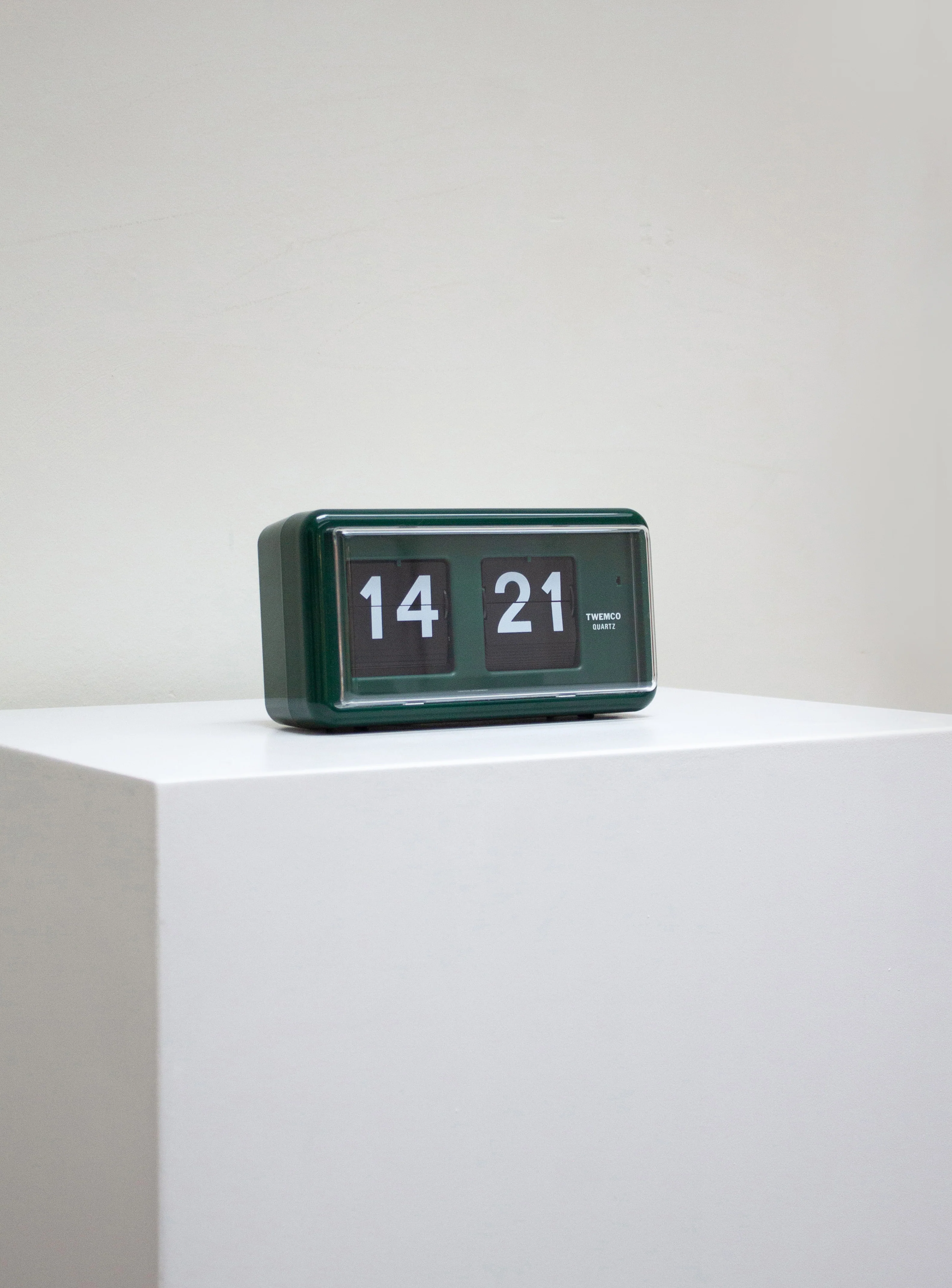 Twemco QT-30 Flip Clock (Green) - Image 5