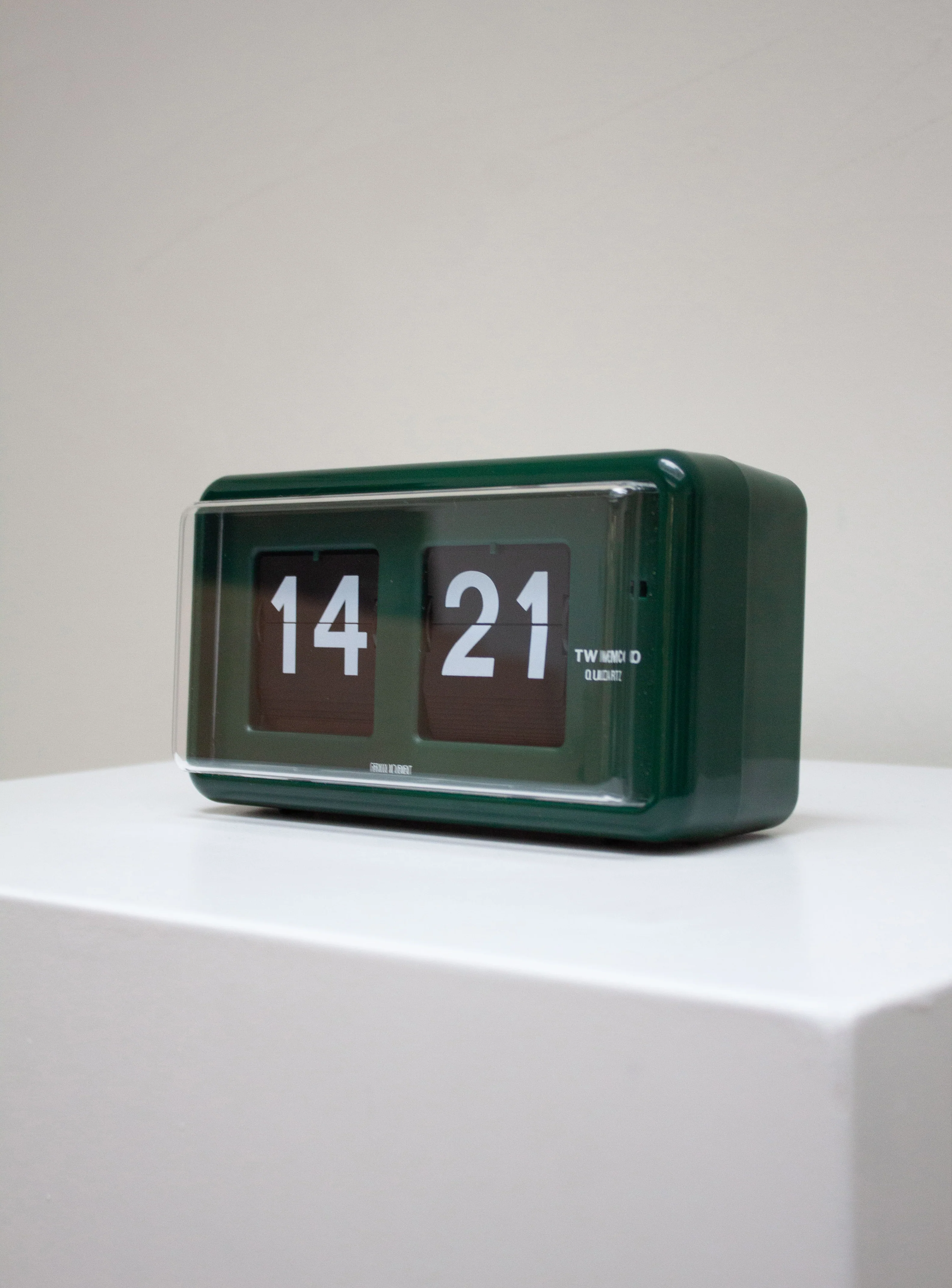 Twemco QT-30 Flip Clock (Green) - Image 6