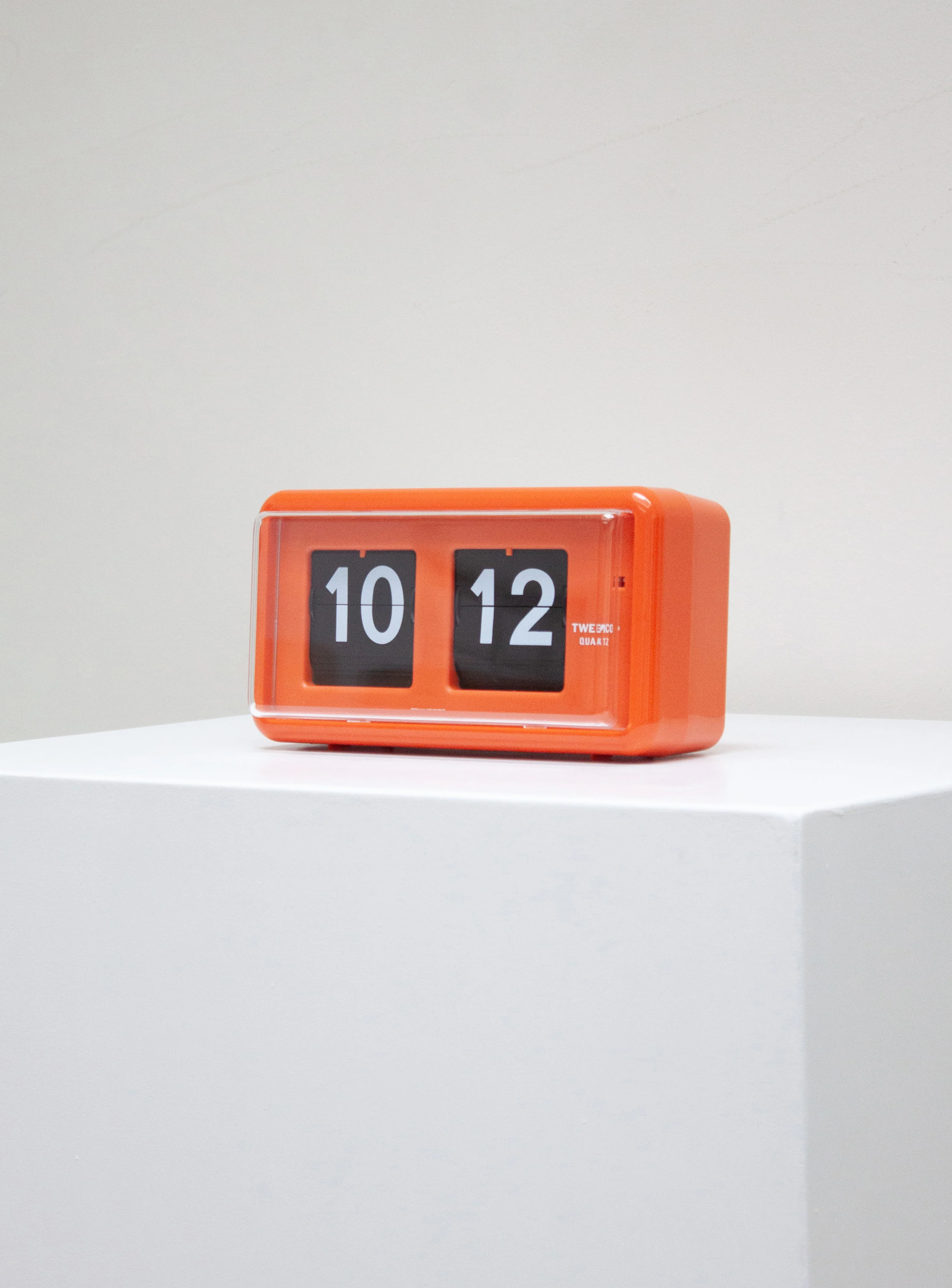 Twemco QT-30 Flip Clock (Orange) - Image 4