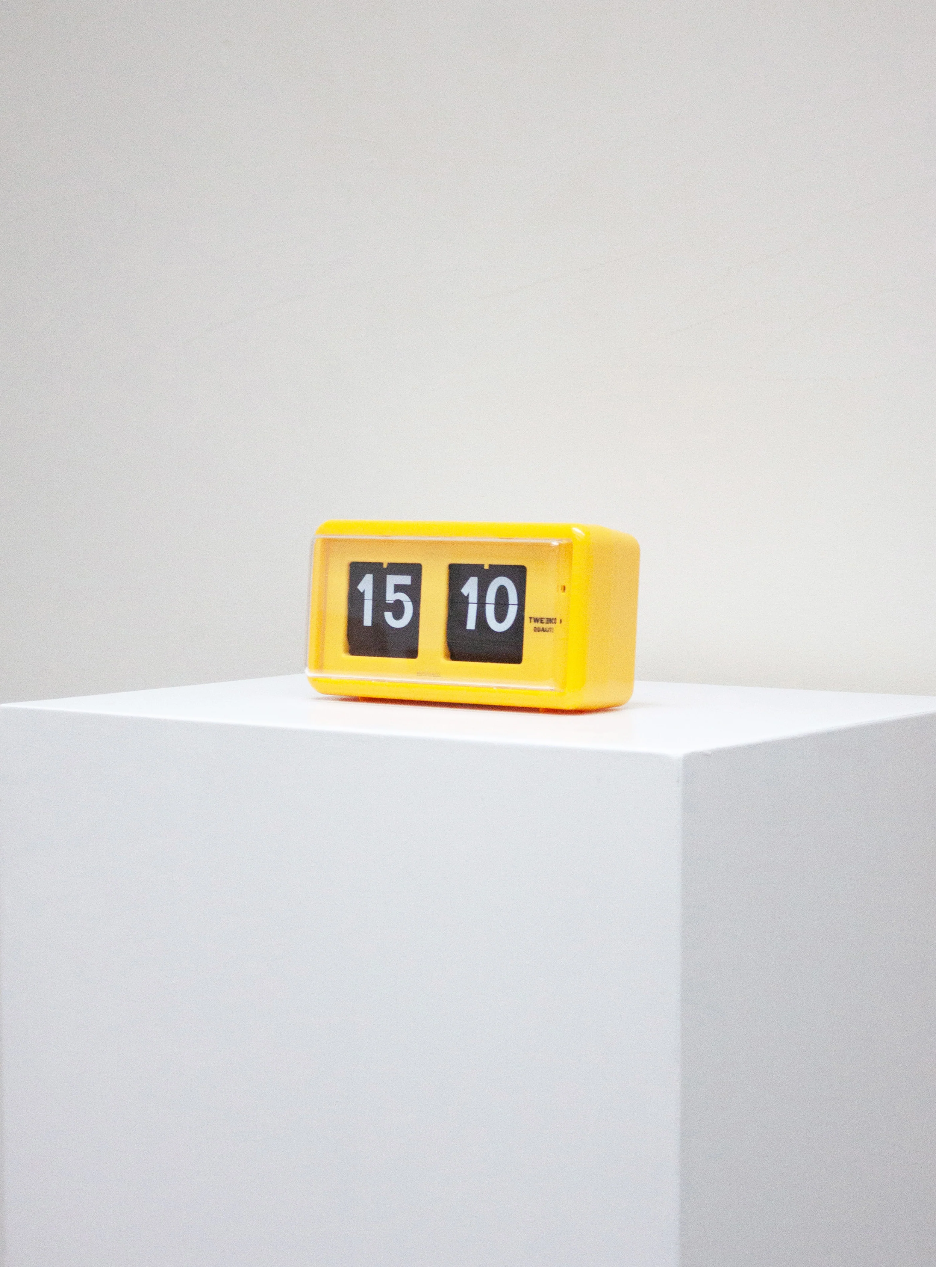 Twemco QT-30 Flip Clock (Yellow) - Image 3