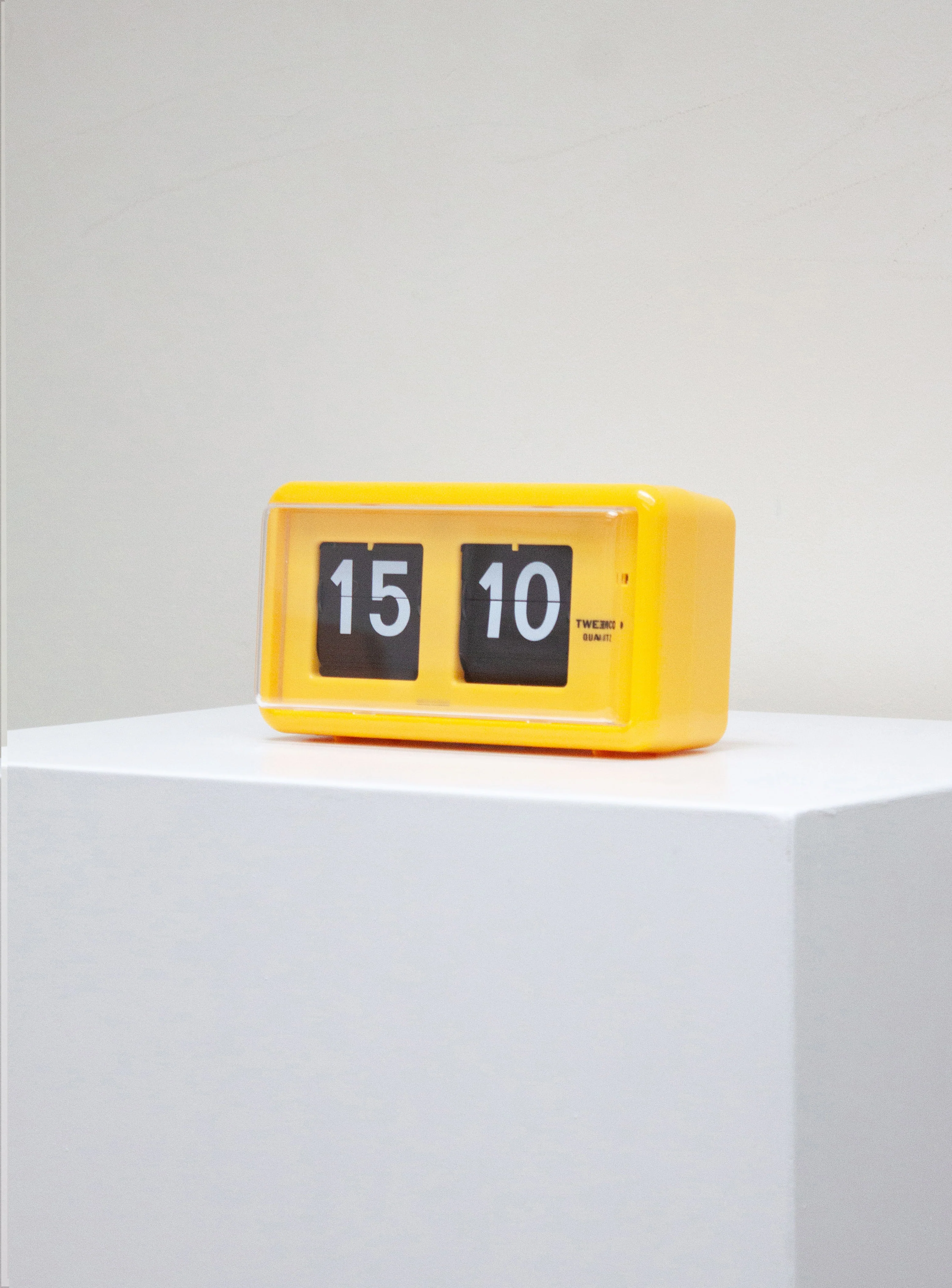 Twemco QT-30 Flip Clock (Yellow) - Image 4