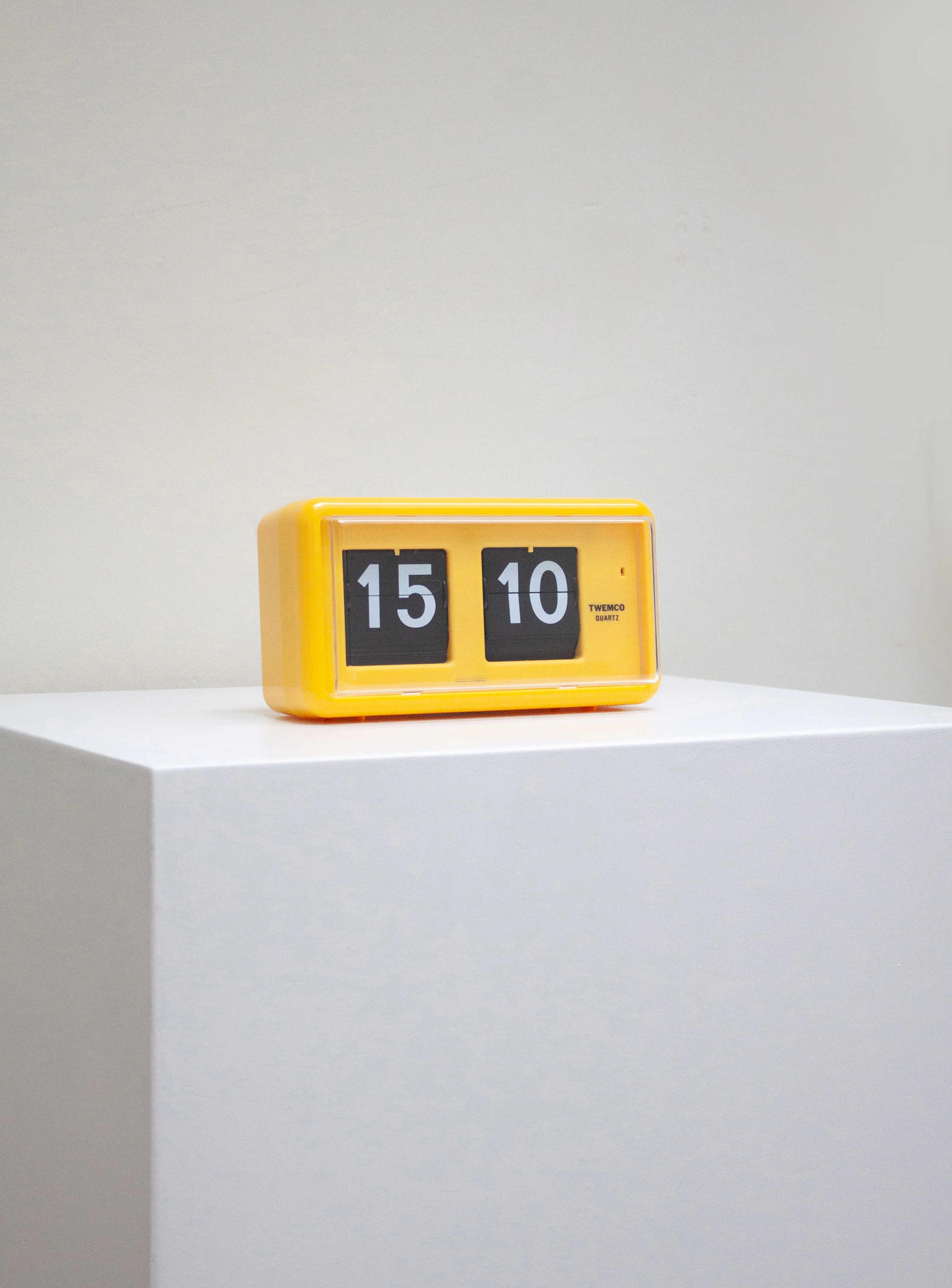 Twemco QT-30 Flip Clock (Yellow) - Image 5