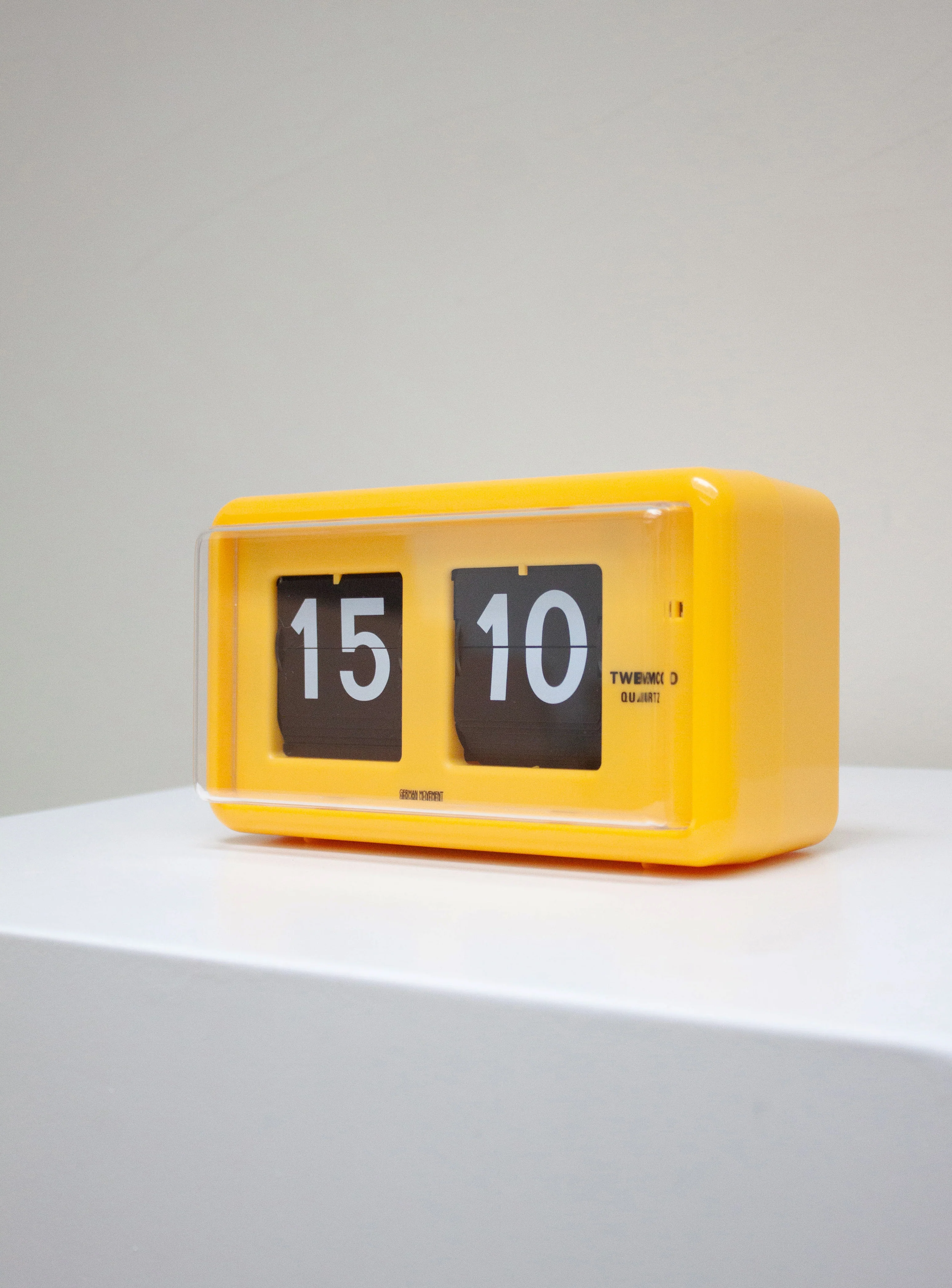 Twemco QT-30 Flip Clock (Yellow) - Image 6