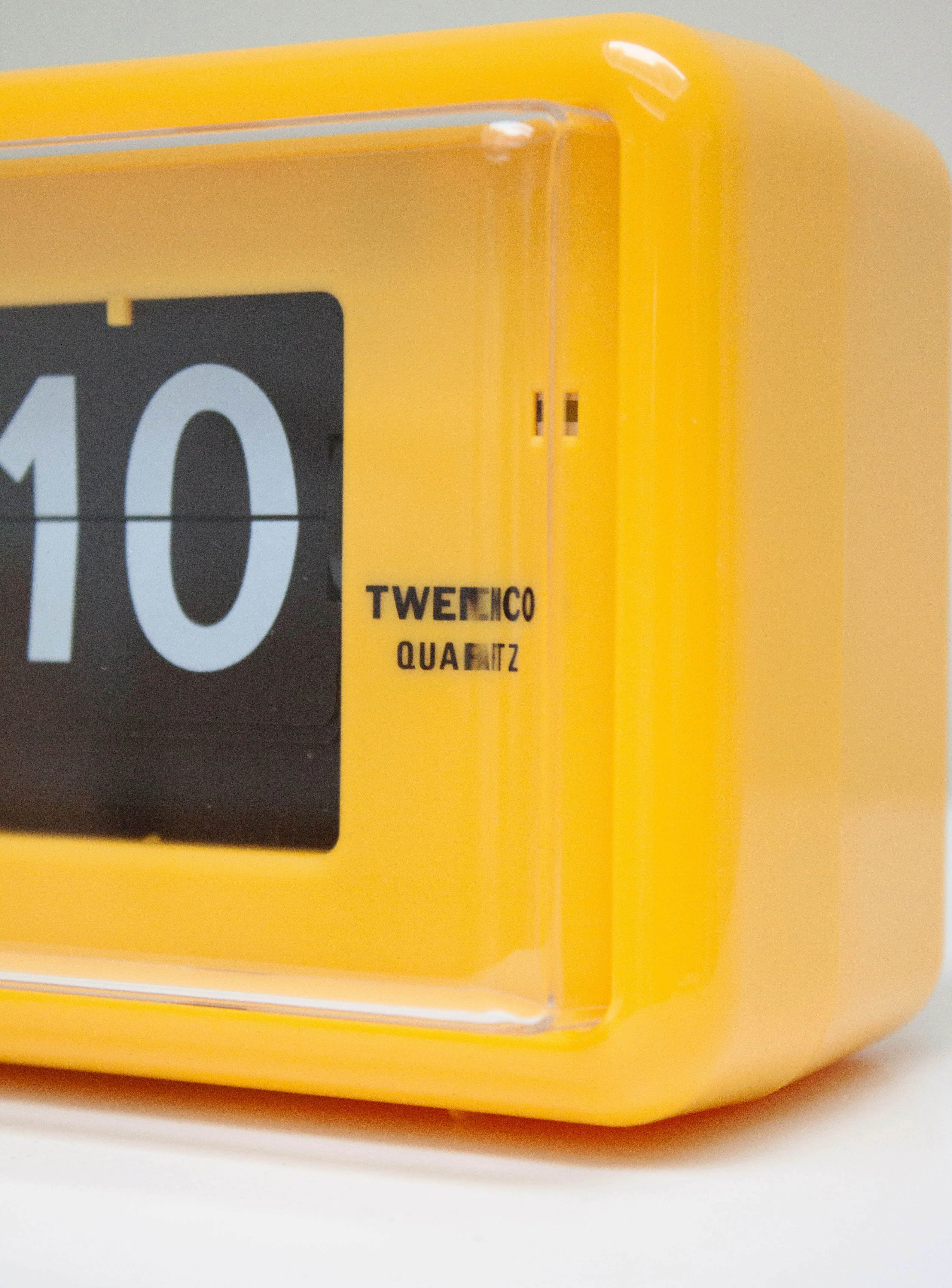 Twemco QT-30 Flip Clock (Yellow) - Image 7