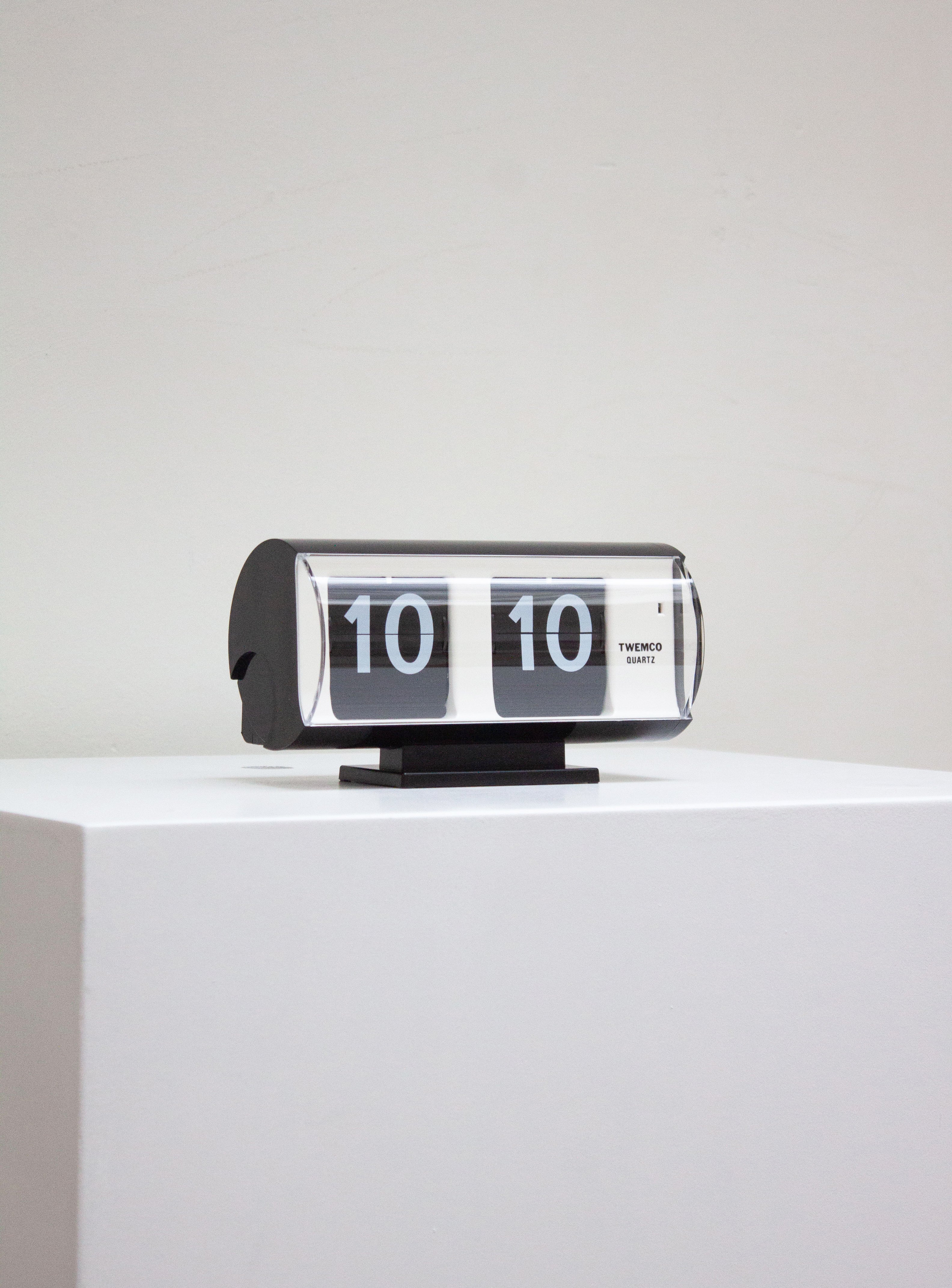 Twemco QT-30T Flip Clock (Black) - Image 5