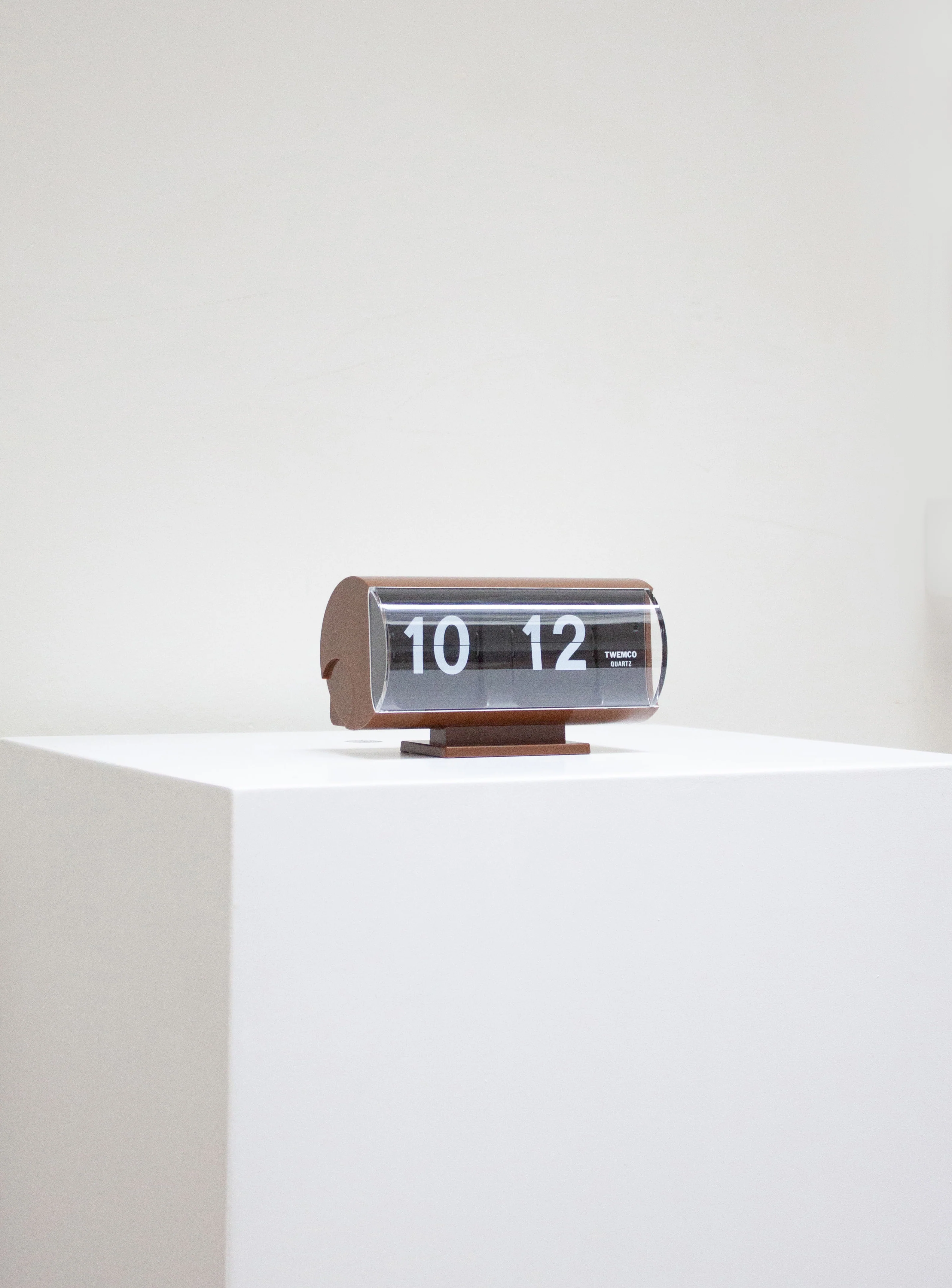 Twemco QT-30T Flip Clock (Brown) - Image 4