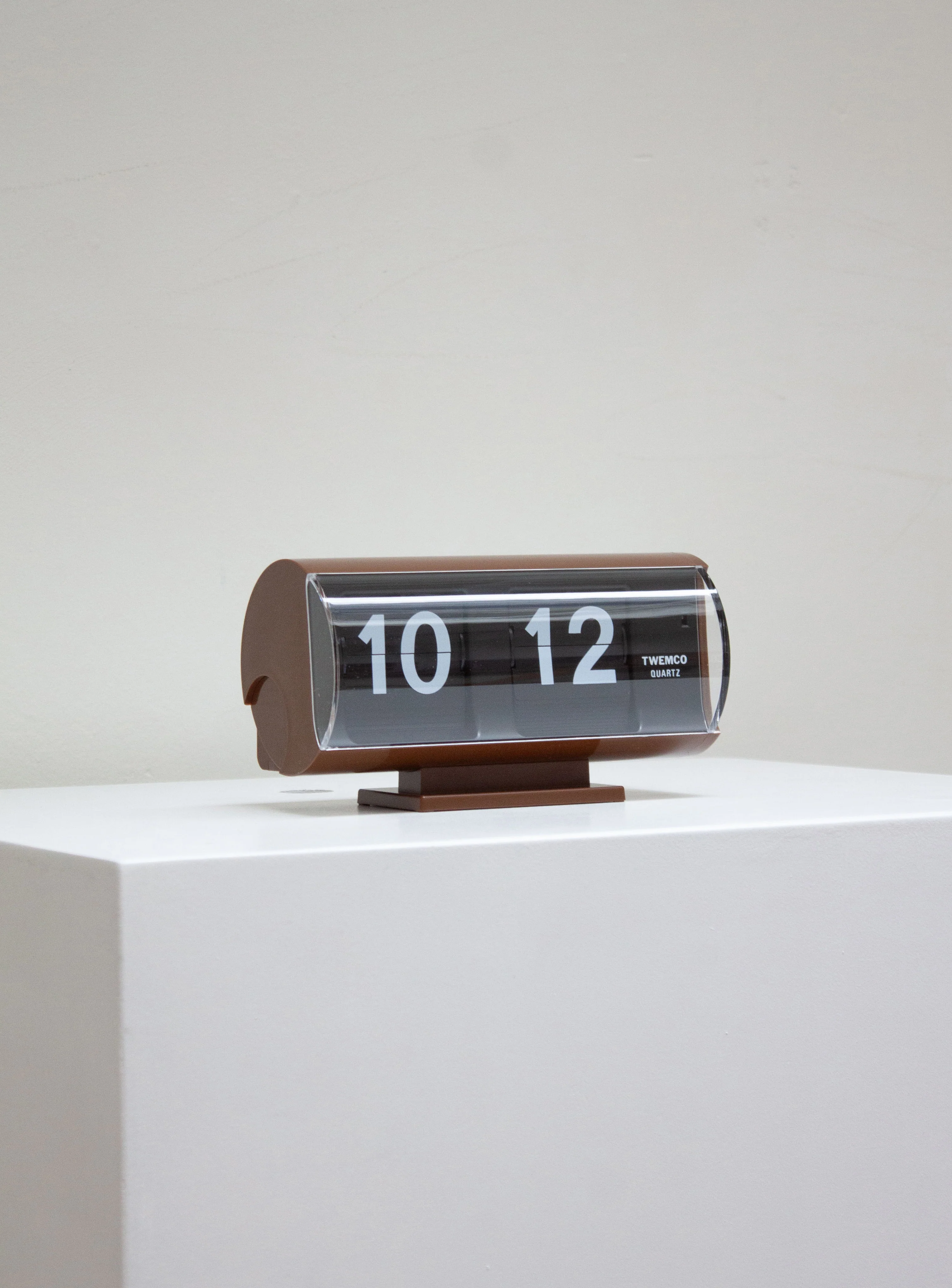 Twemco QT-30T Flip Clock (Brown) - Image 5