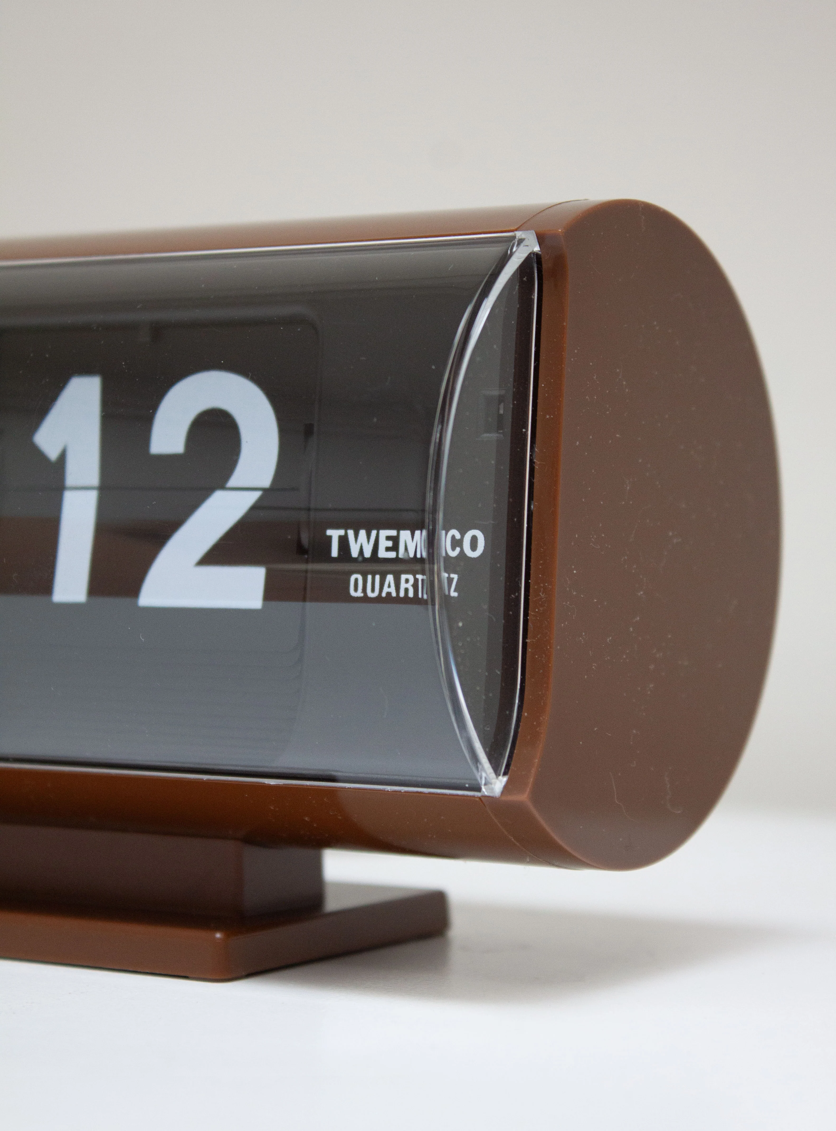 Twemco QT-30T Flip Clock (Brown) - Image 6