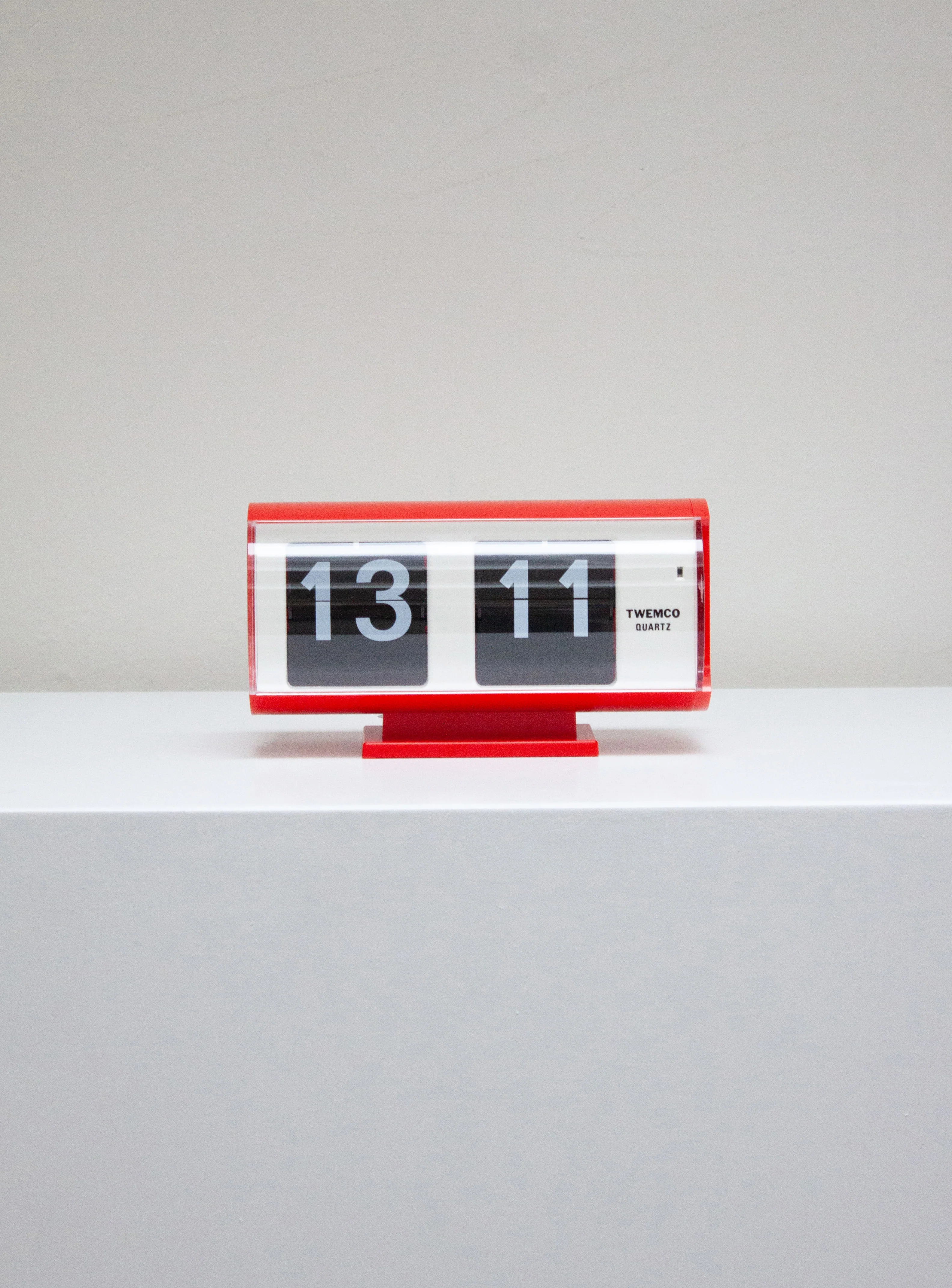 Twemco QT-30T Flip Clock (Red) - Image 3