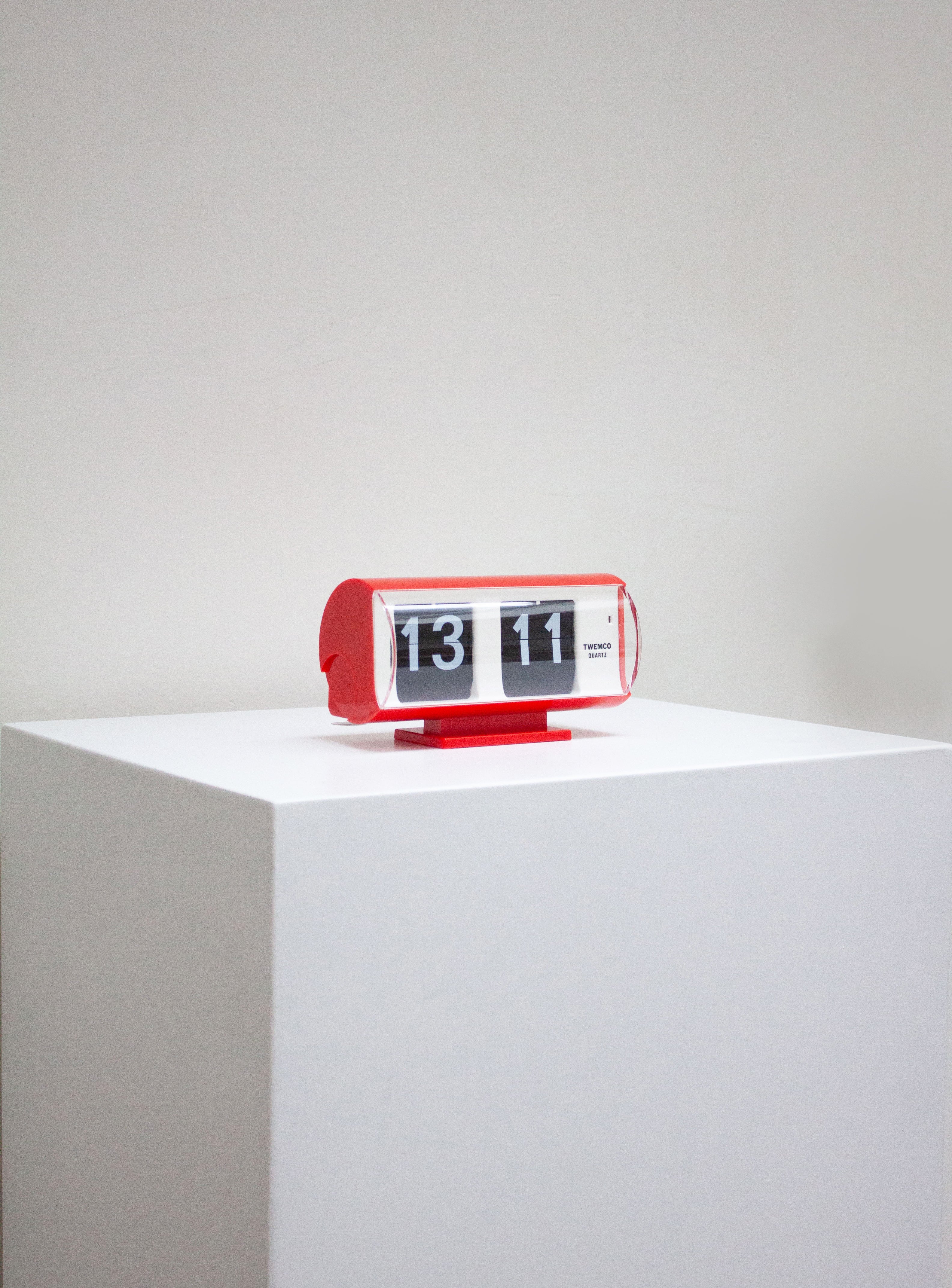 Twemco QT-30T Flip Clock (Red) - Image 4