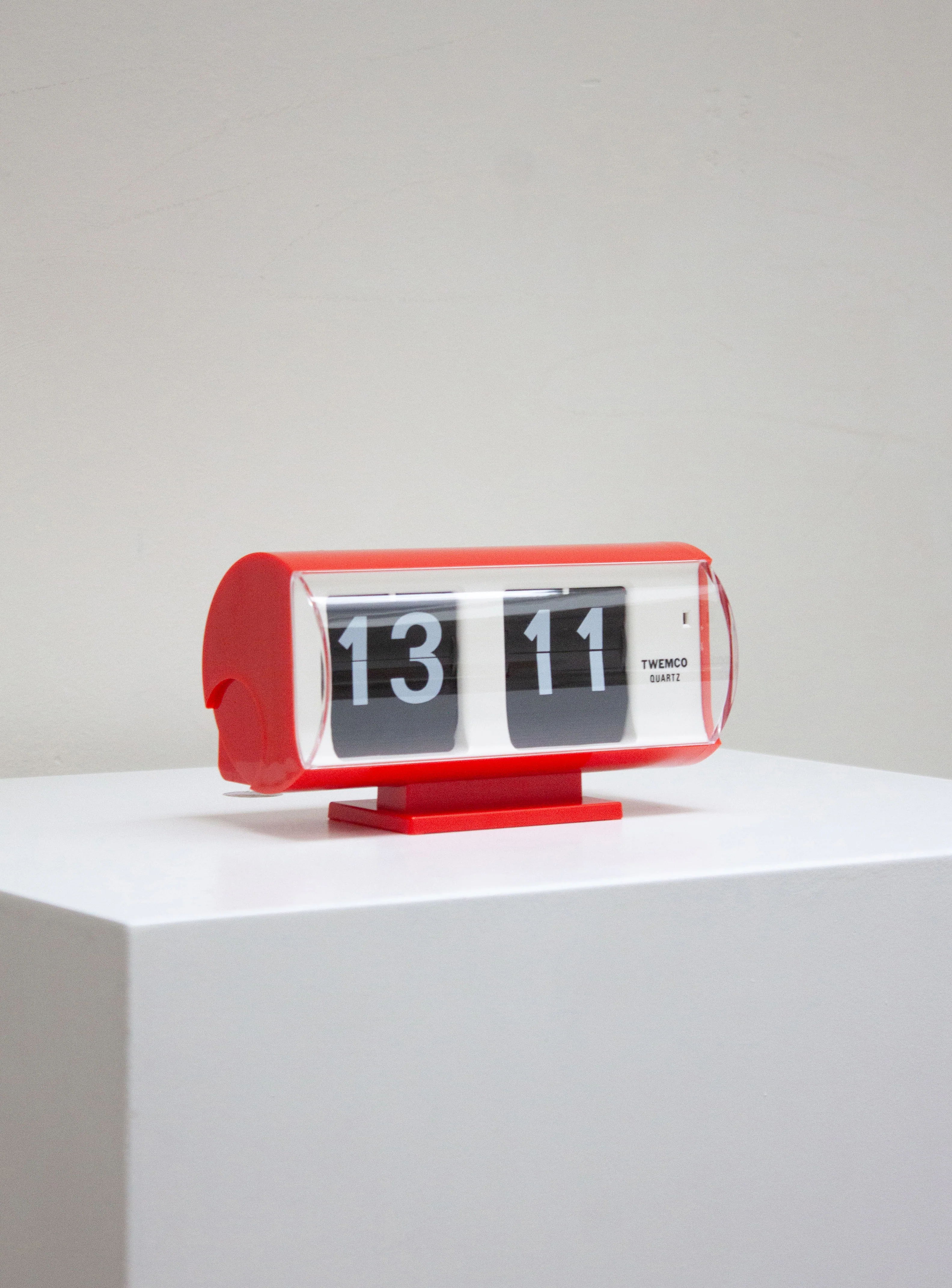 Twemco QT-30T Flip Clock (Red) - Image 5