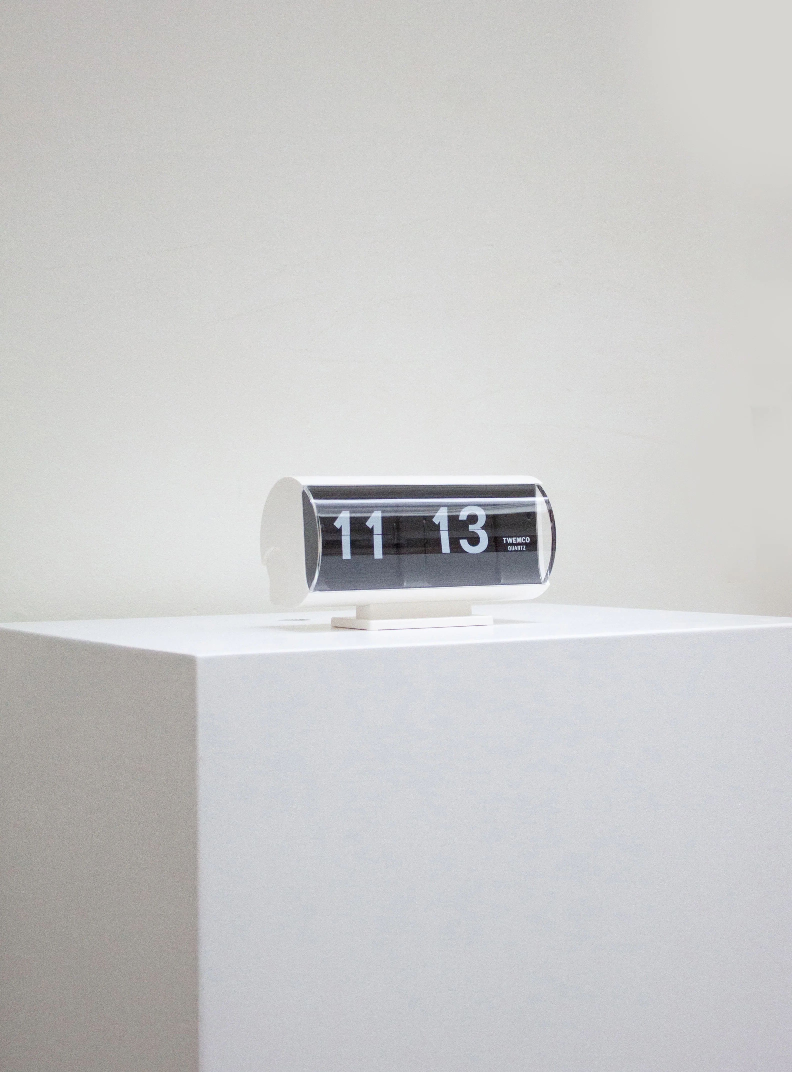 Twemco QT-30T Flip Clock (White) - Image 5