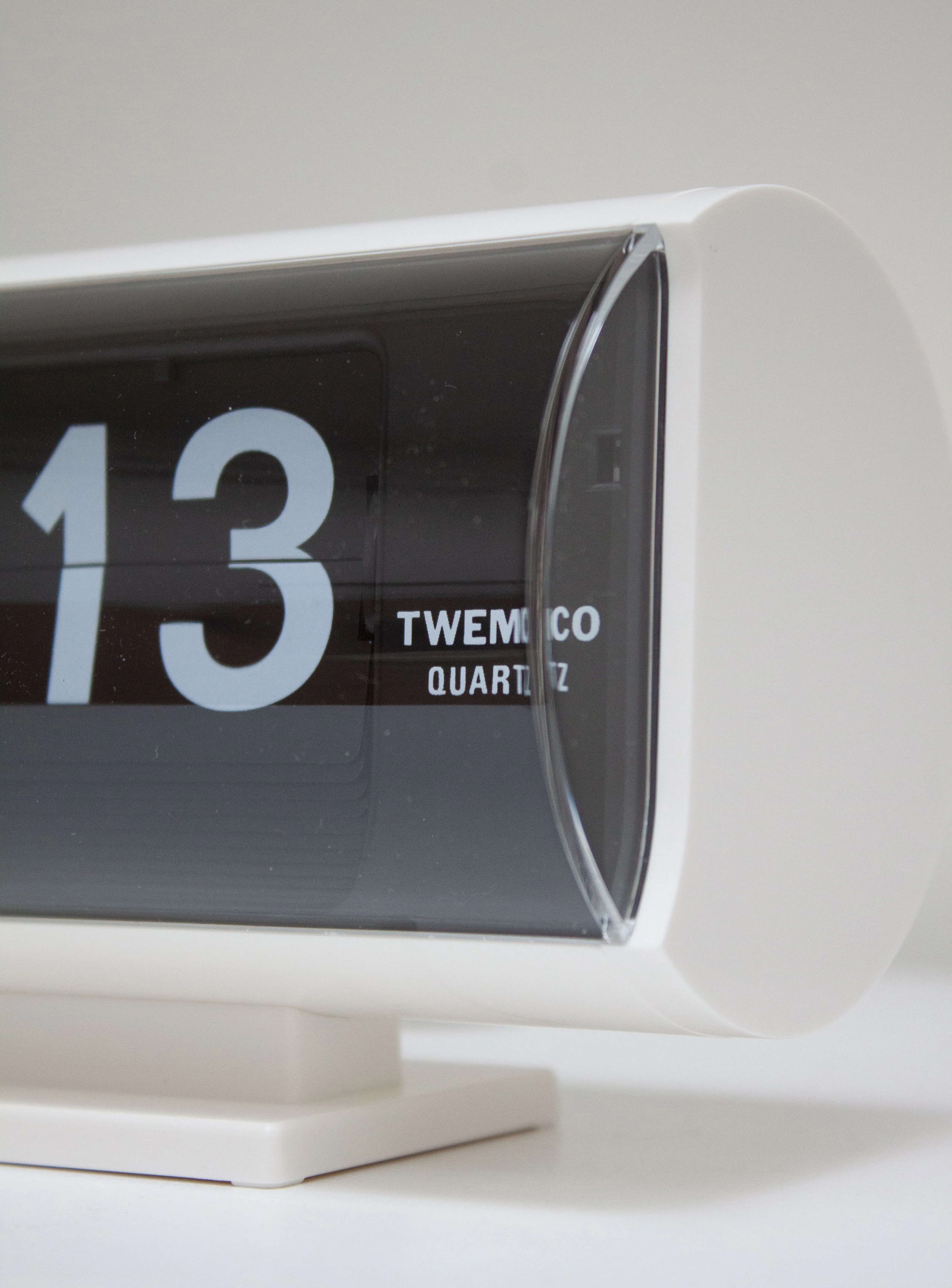 Twemco QT-30T Flip Clock (White) - Image 7