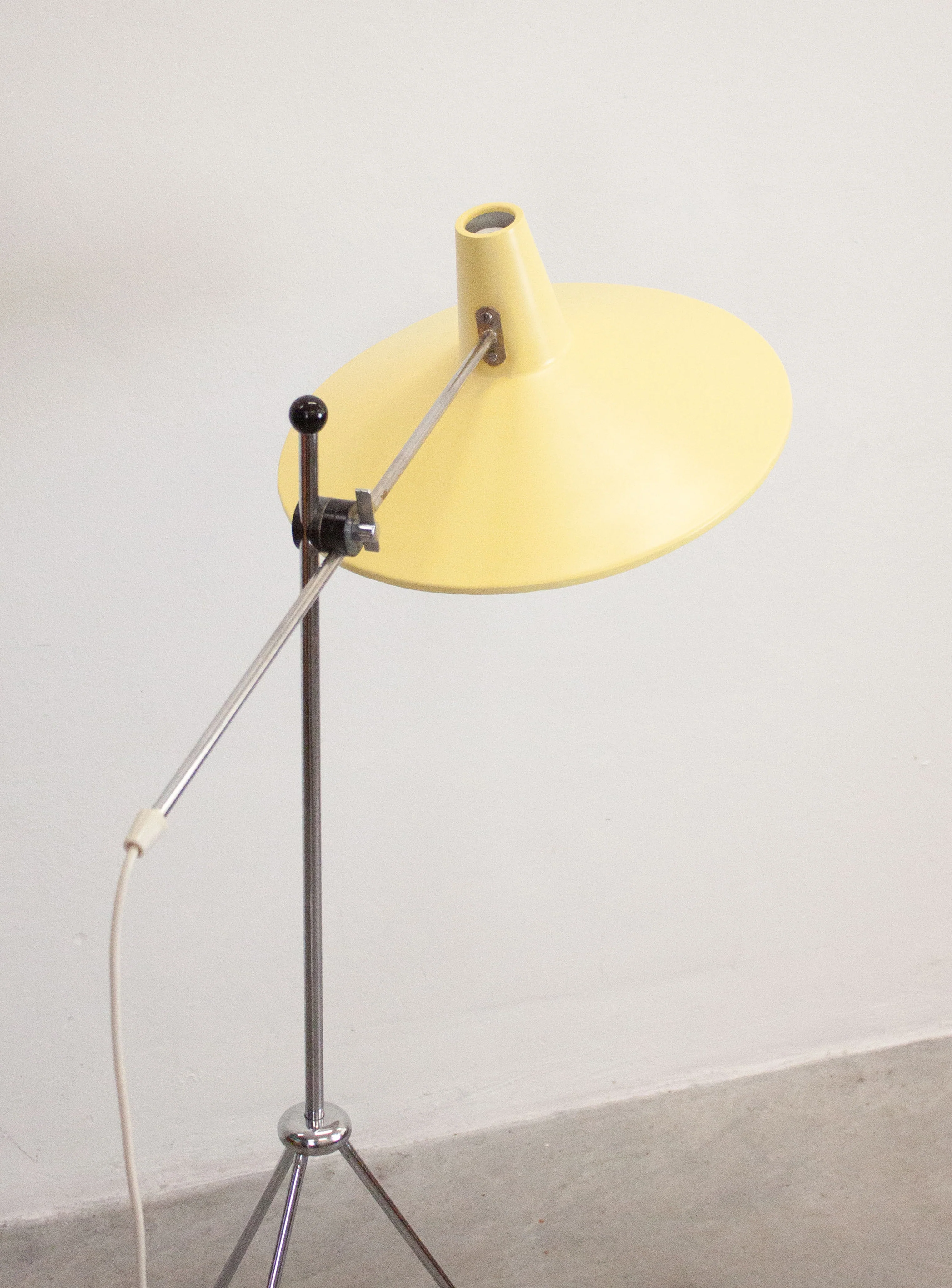Vintage Tripod Floor Lamp (Yellow) - Image 22
