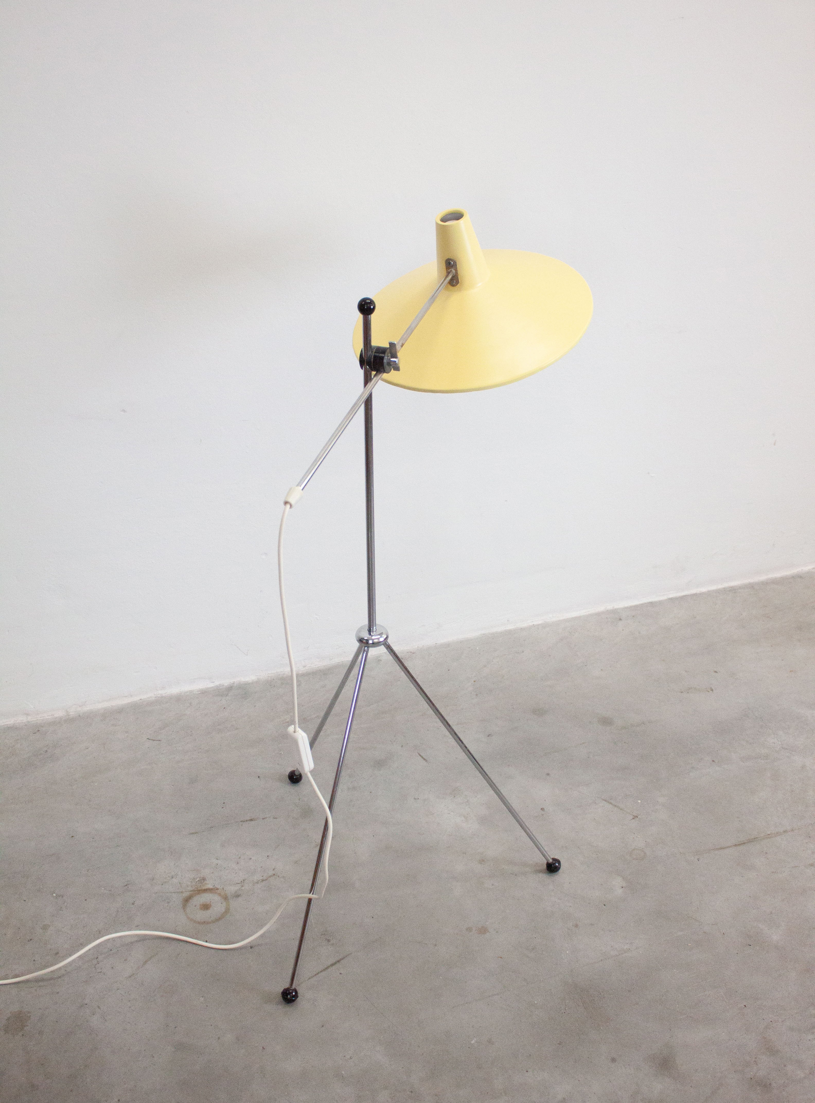 Vintage Tripod Floor Lamp (Yellow) - Image 23