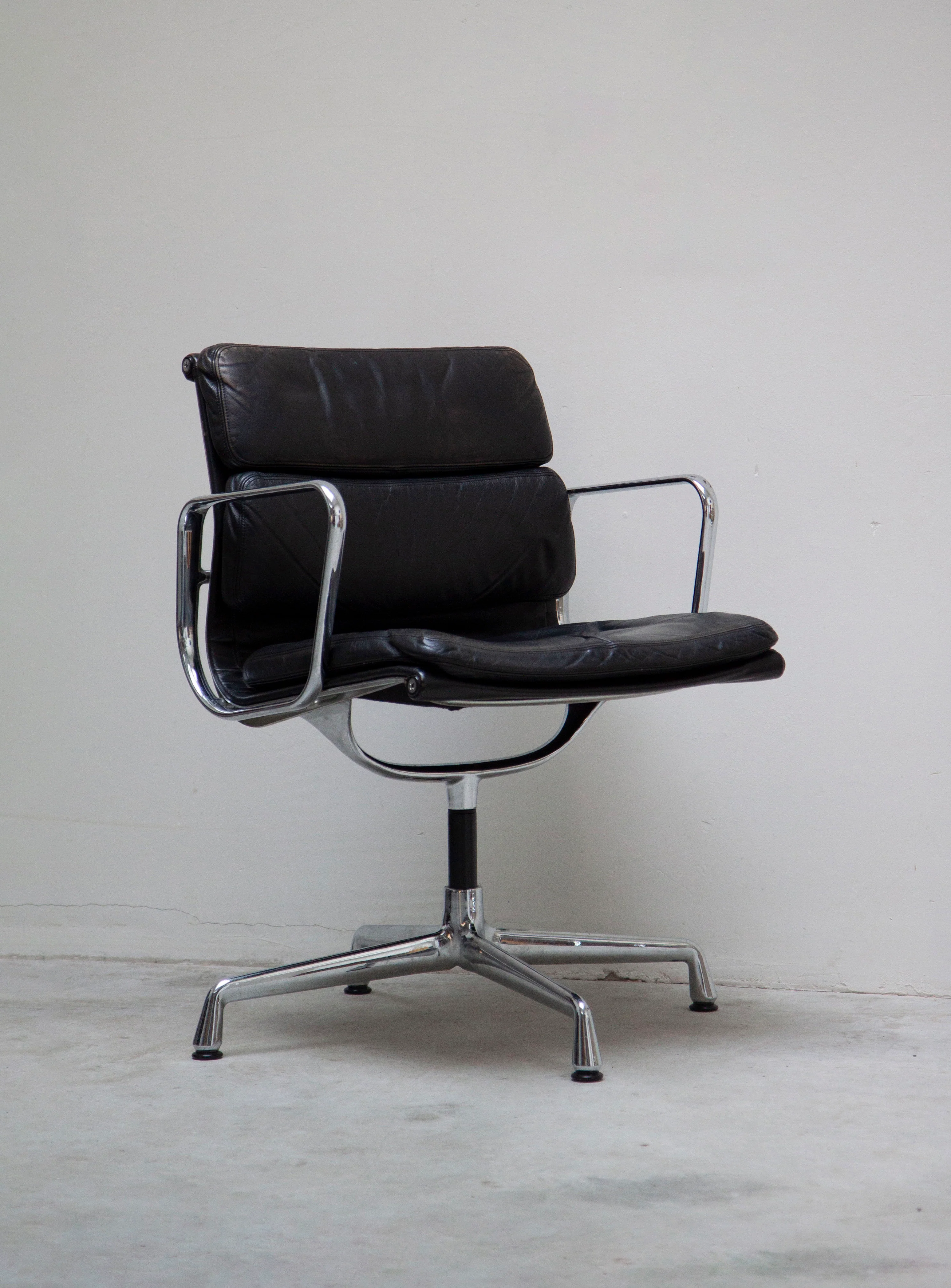 Vitra EA208 Soft Pad Office Chair by Charles & Ray Eames (Black Leather) - Image 3