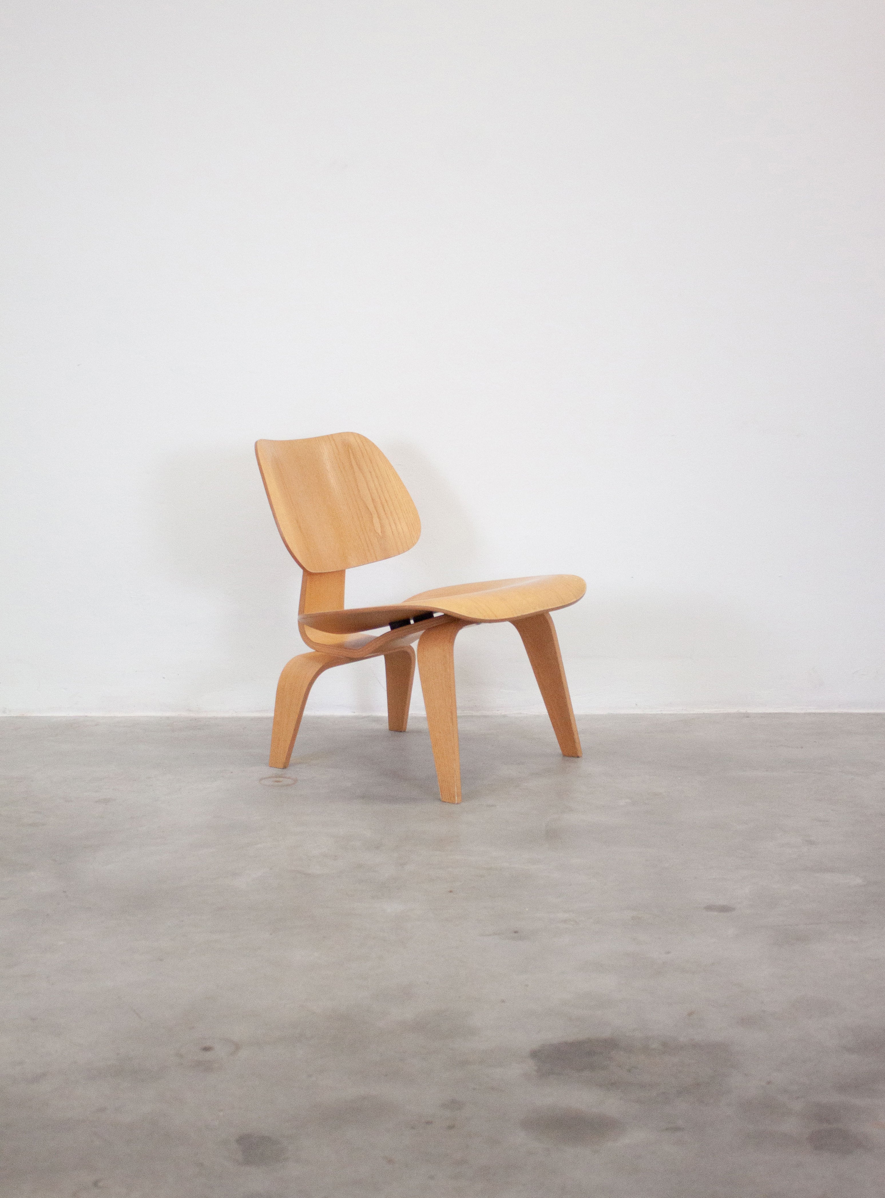 Vitra LCW Lounge Chair by Charles & Ray Eames - Image 15