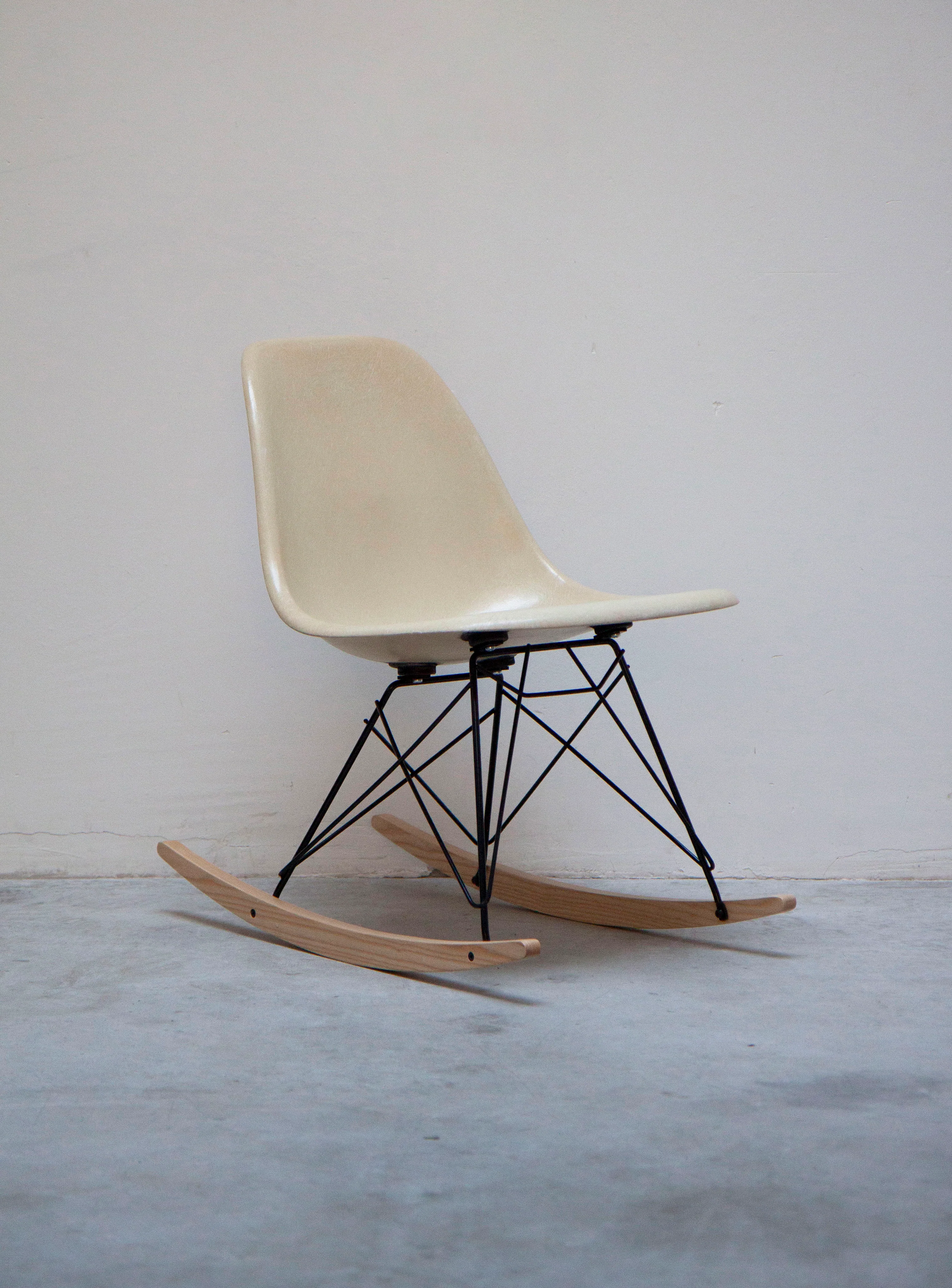 Vitra RSR Rocking Chair by Charles & Ray Eames (Eggshell)